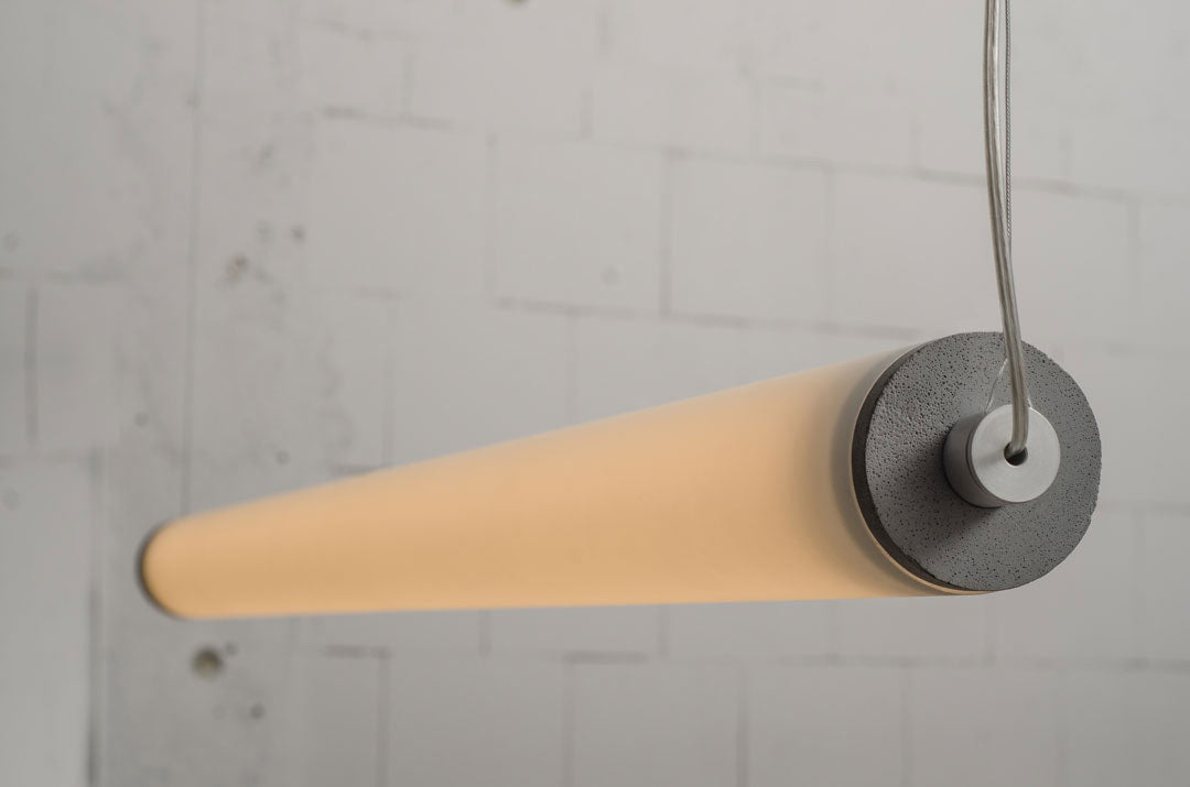 Lampa wisząca pozioma LONGA mleczny klosz z betonowym detalem