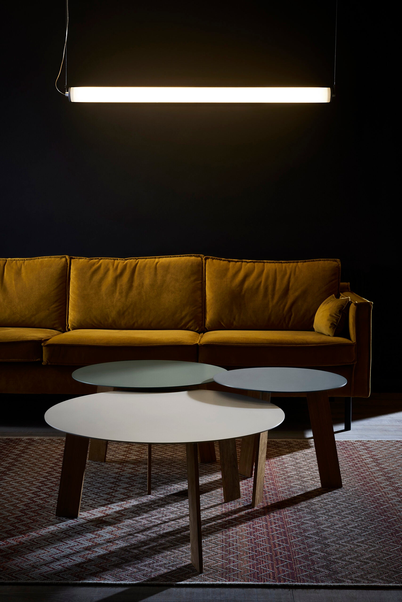Lampa wisząca pozioma LONGA mleczny klosz z betonowym detalem