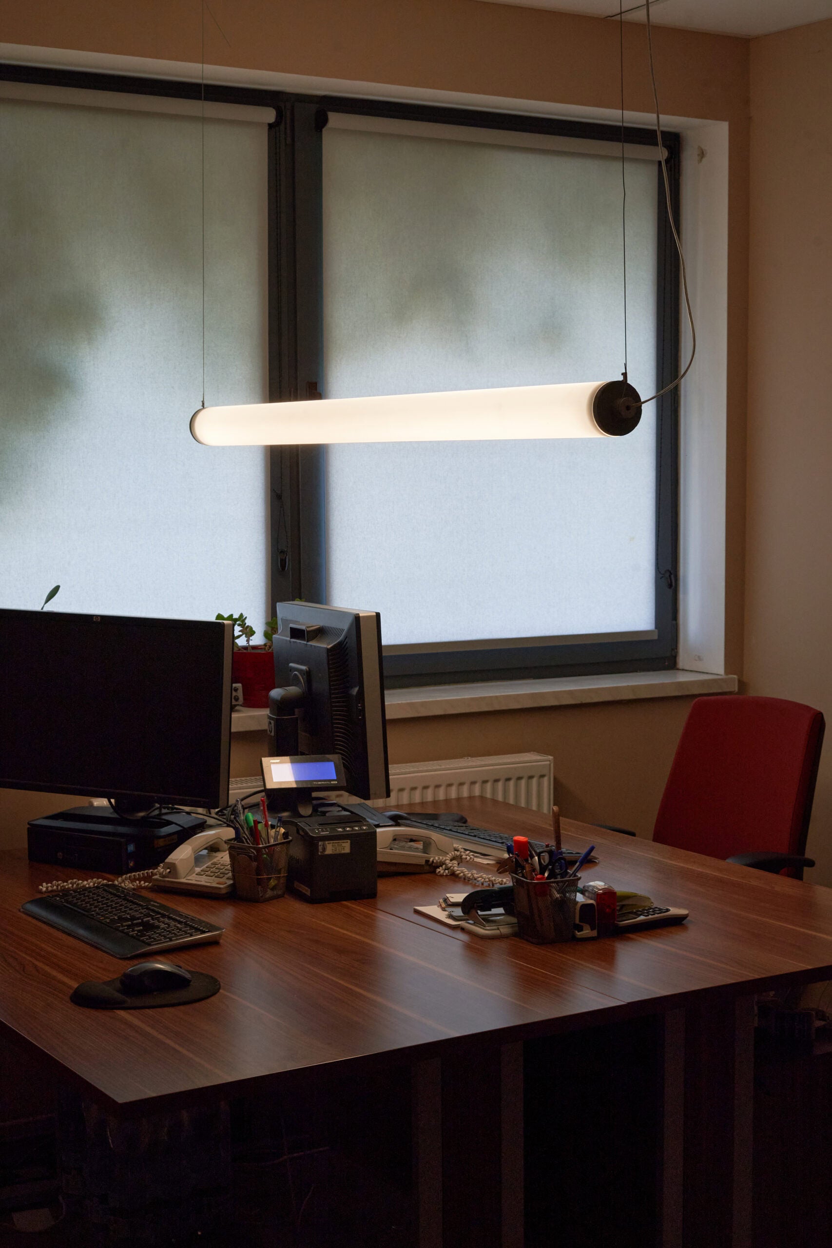 Lampa wisząca pozioma LONGA mleczny klosz z betonowym detalem