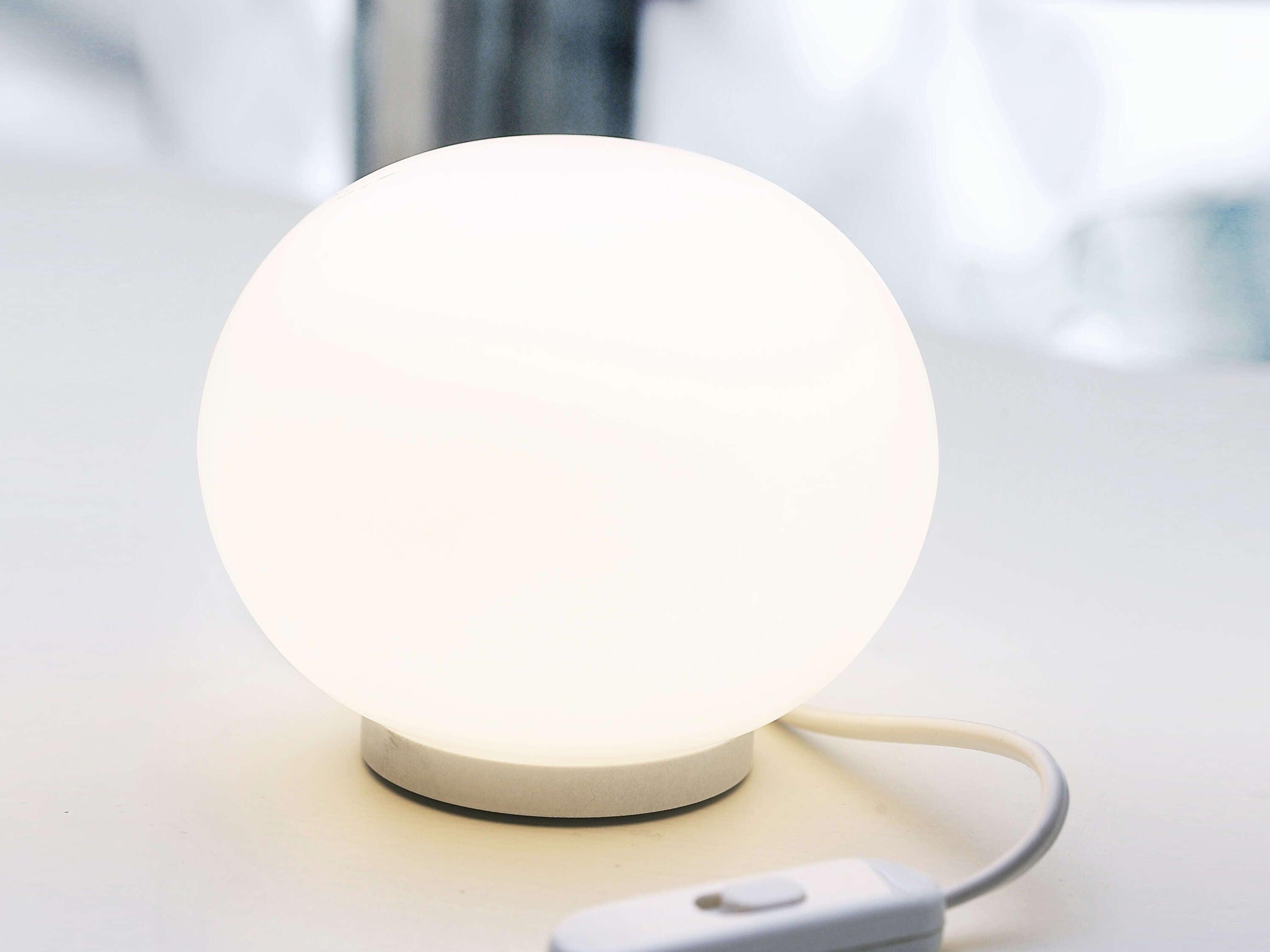 Lampa stołowa GLO-BALL biały Flos    Eye on Design