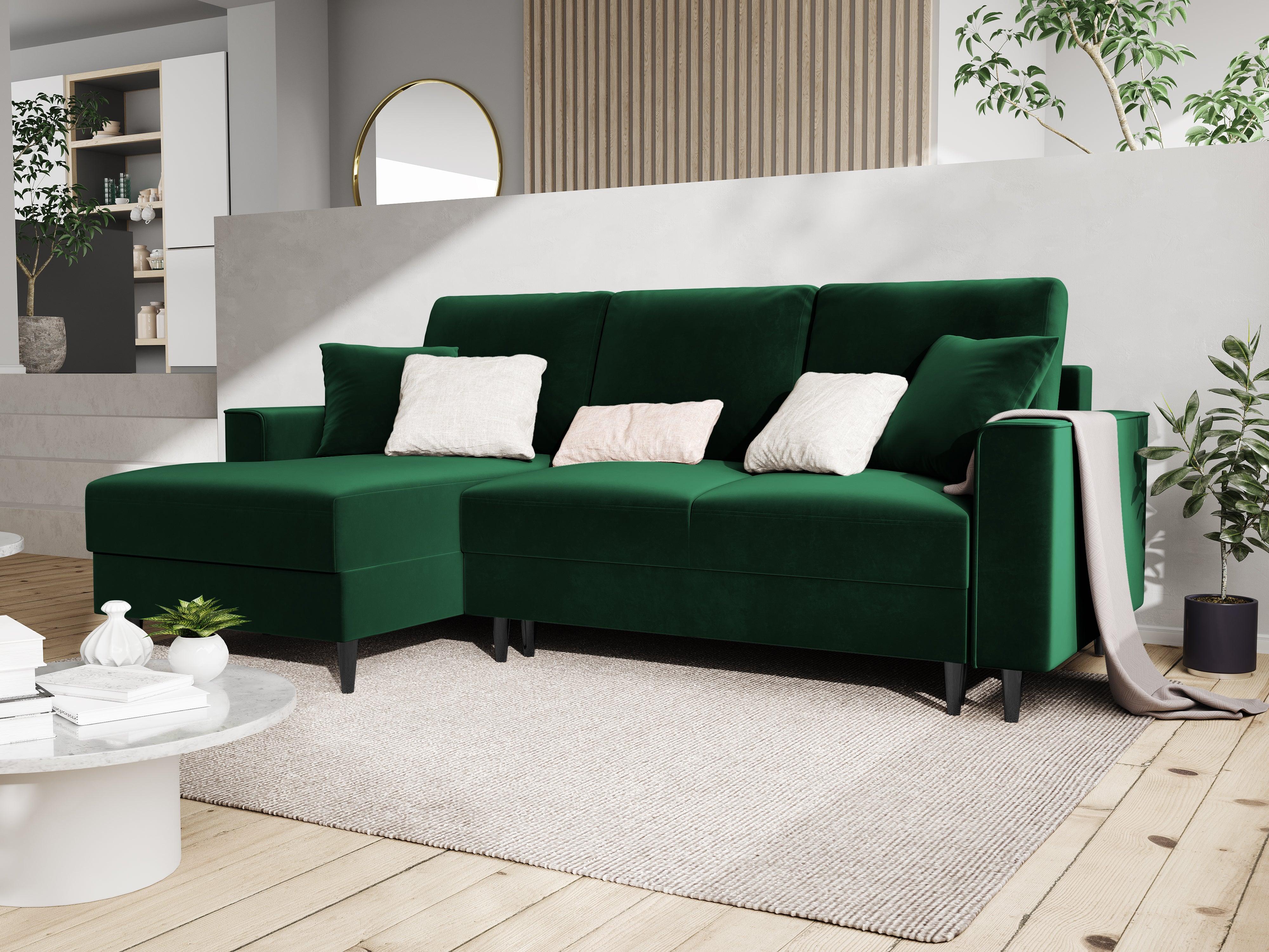 Narożnik lewostronny aksamitny z funkcją spania CARTADERA butelkowa zieleń z czarną podstawą Mazzini Sofas    Eye on Design