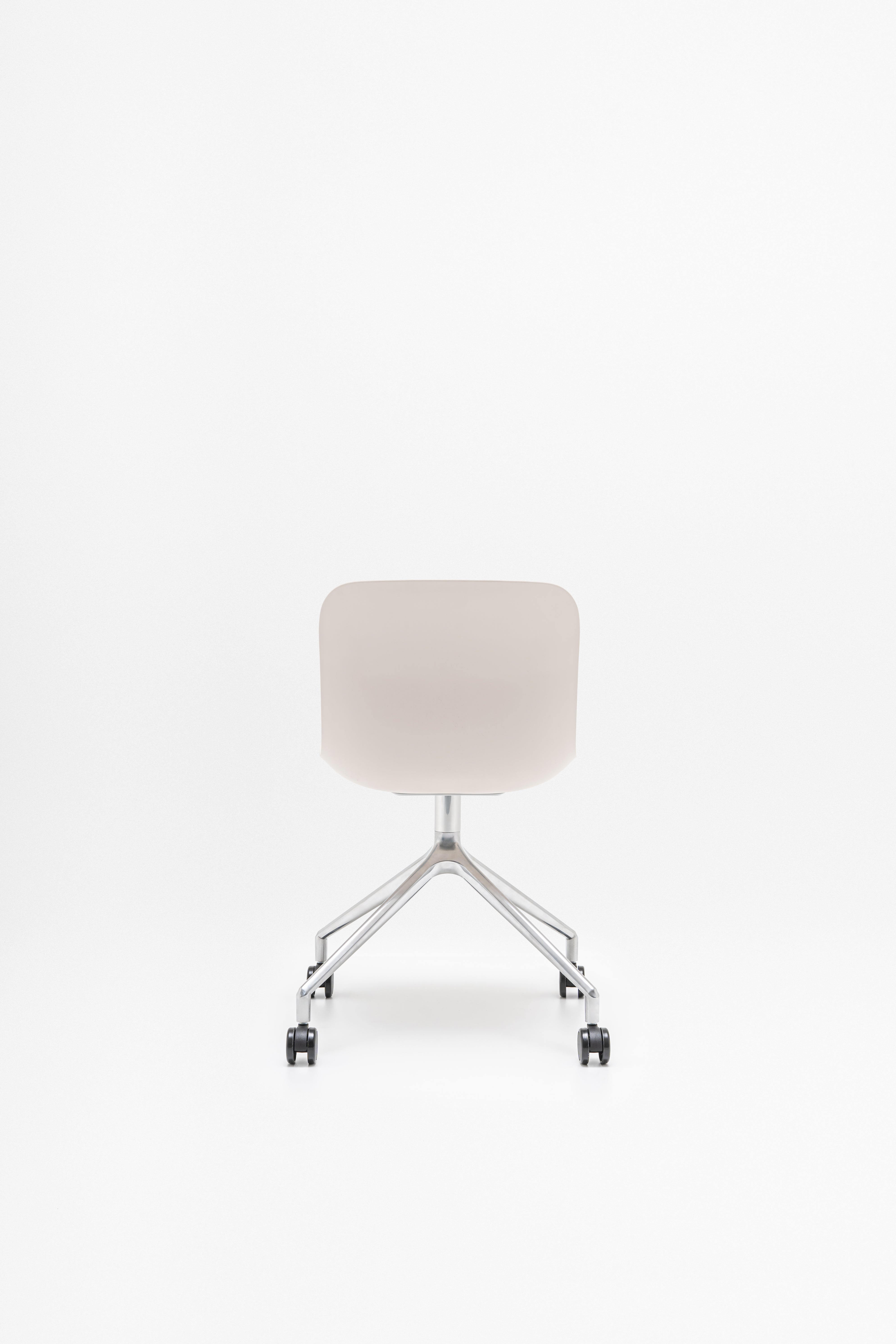 Swivel chair Baltic 2 remix aluminum polished with wheels to a soft surface