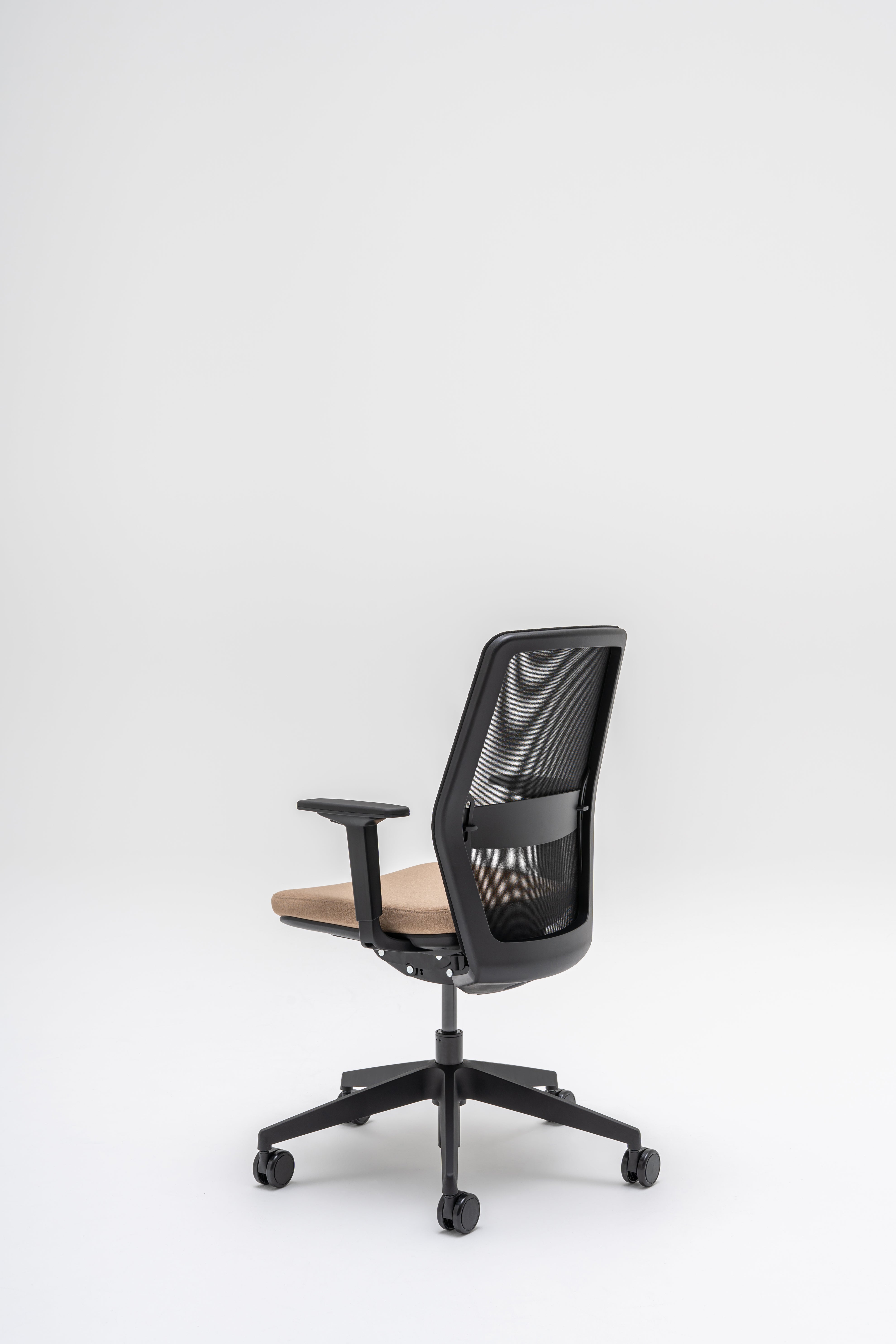 Armchair with an openwork EVO backrest adjustable base with wheels to the soft surface