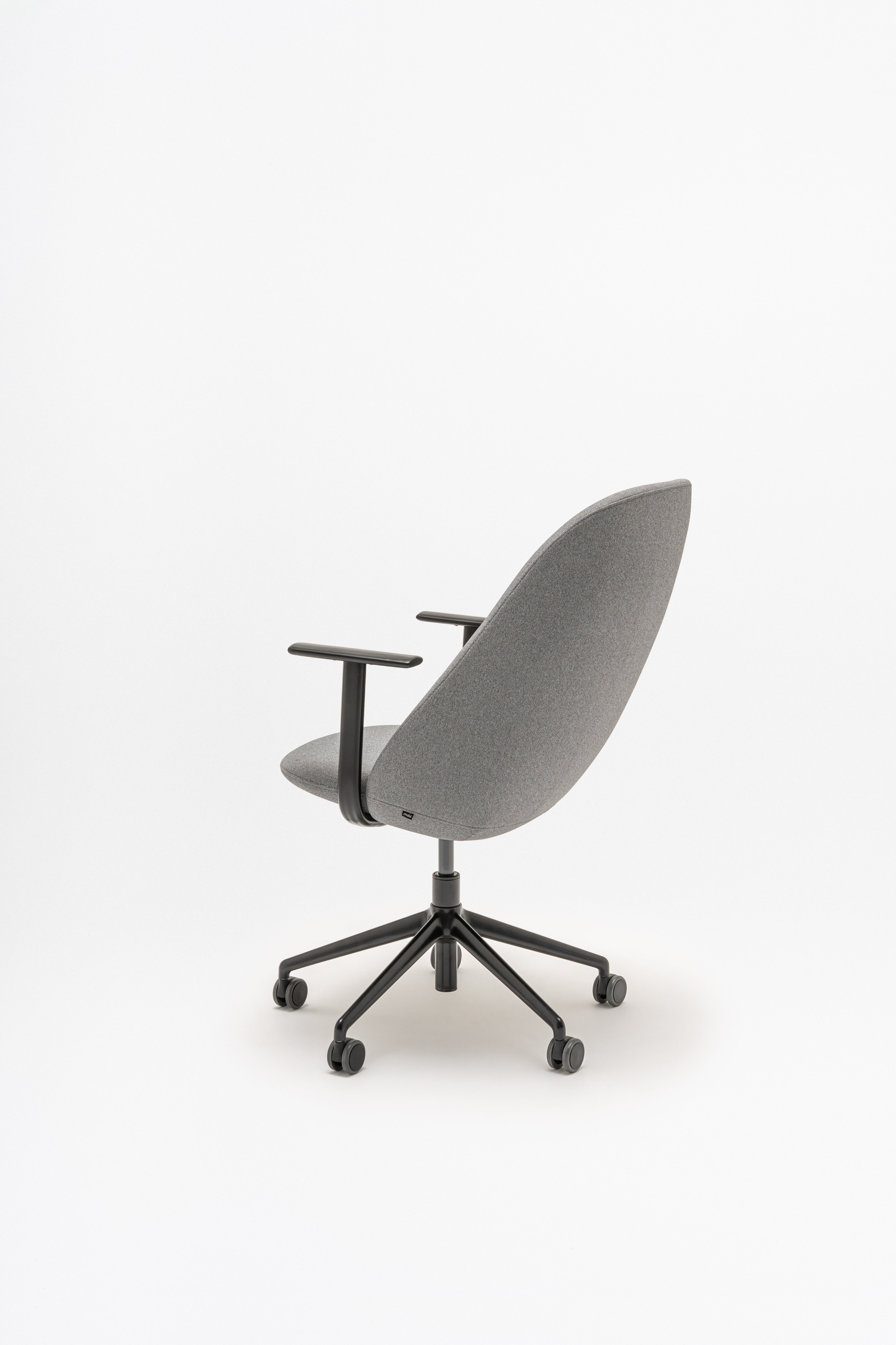 Conference armchair A regulated parallel base with wheels for a soft surface