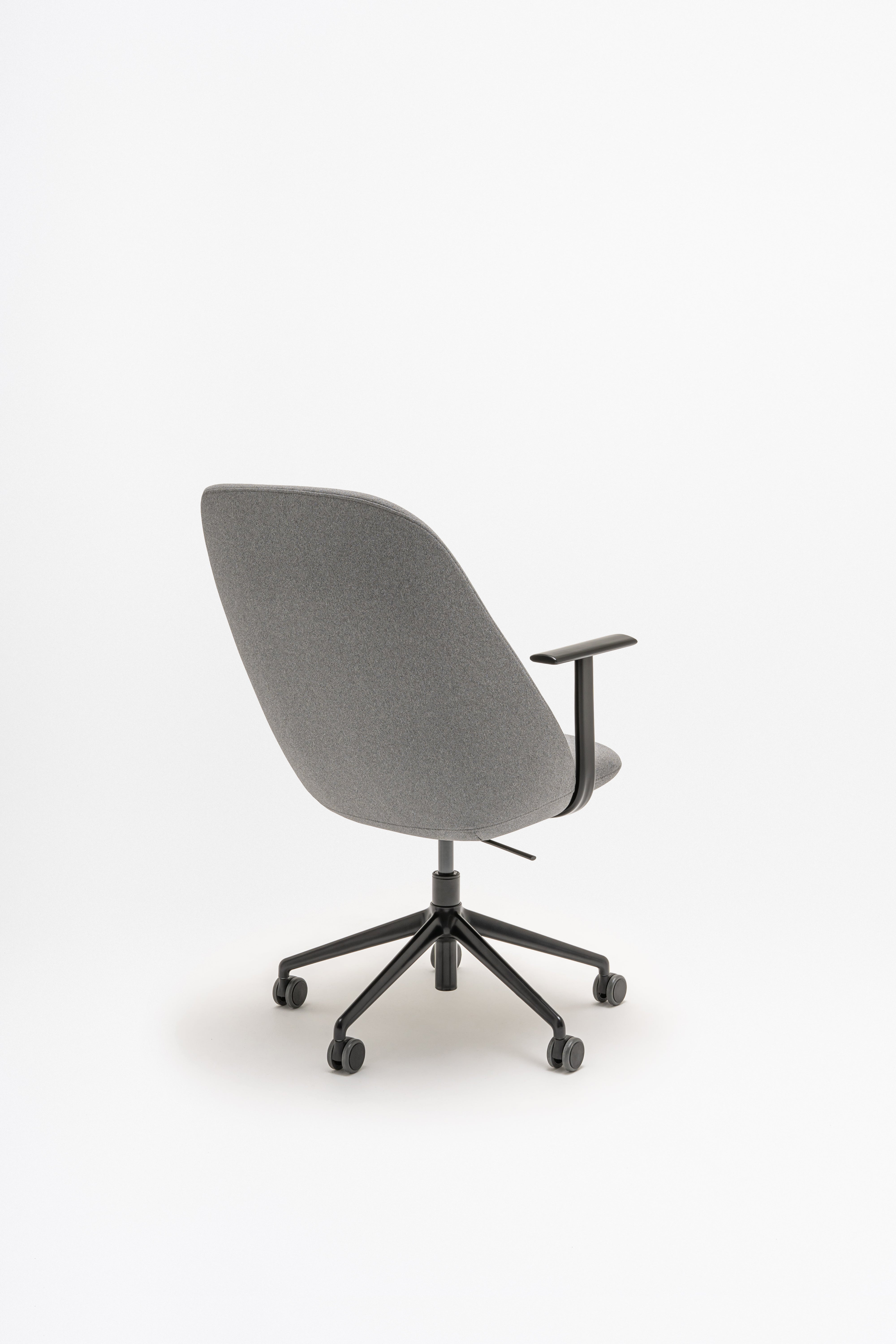 Conference armchair A regulated parallel base with wheels for a soft surface