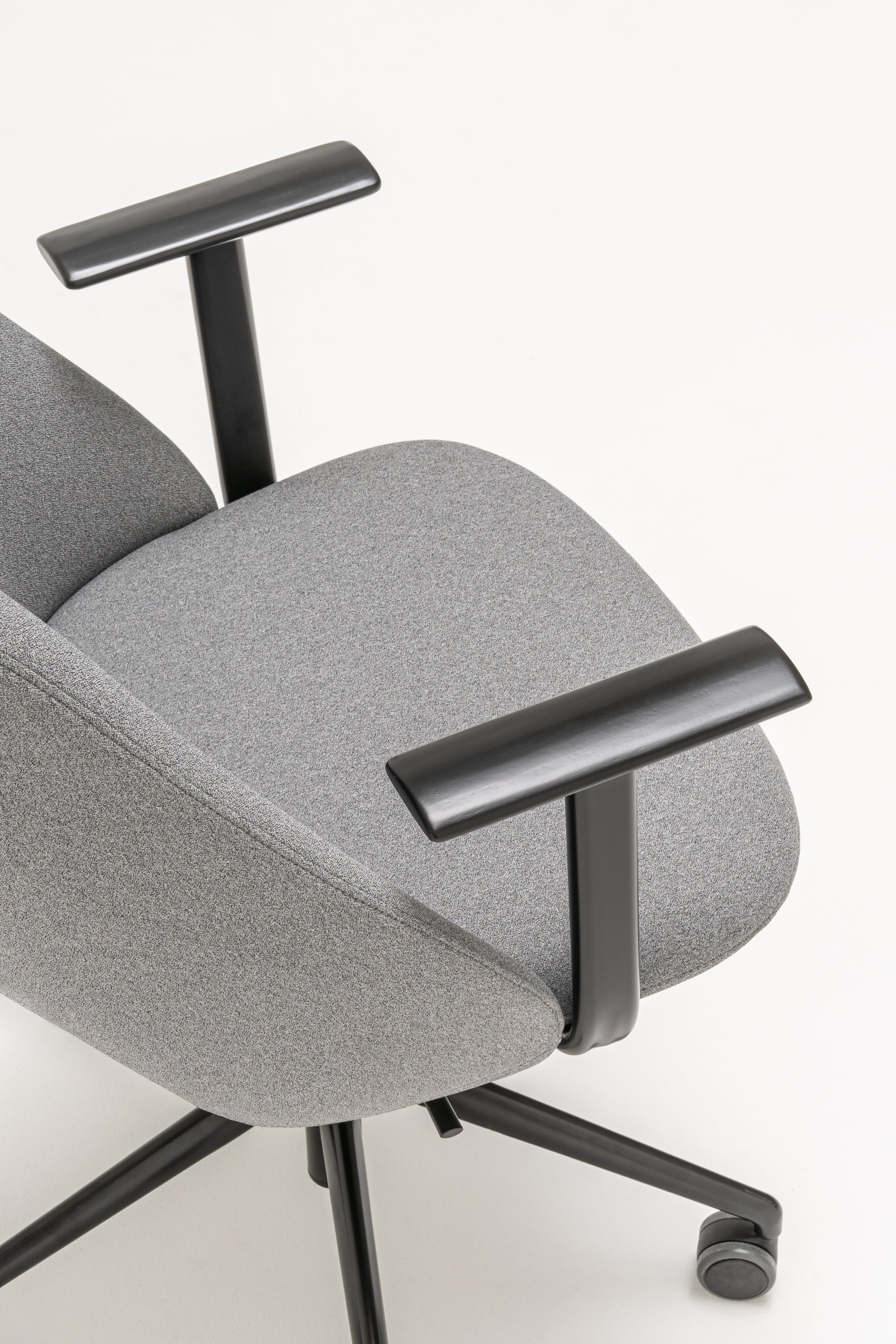 Conference armchair A regulated parallel base with wheels for a soft surface