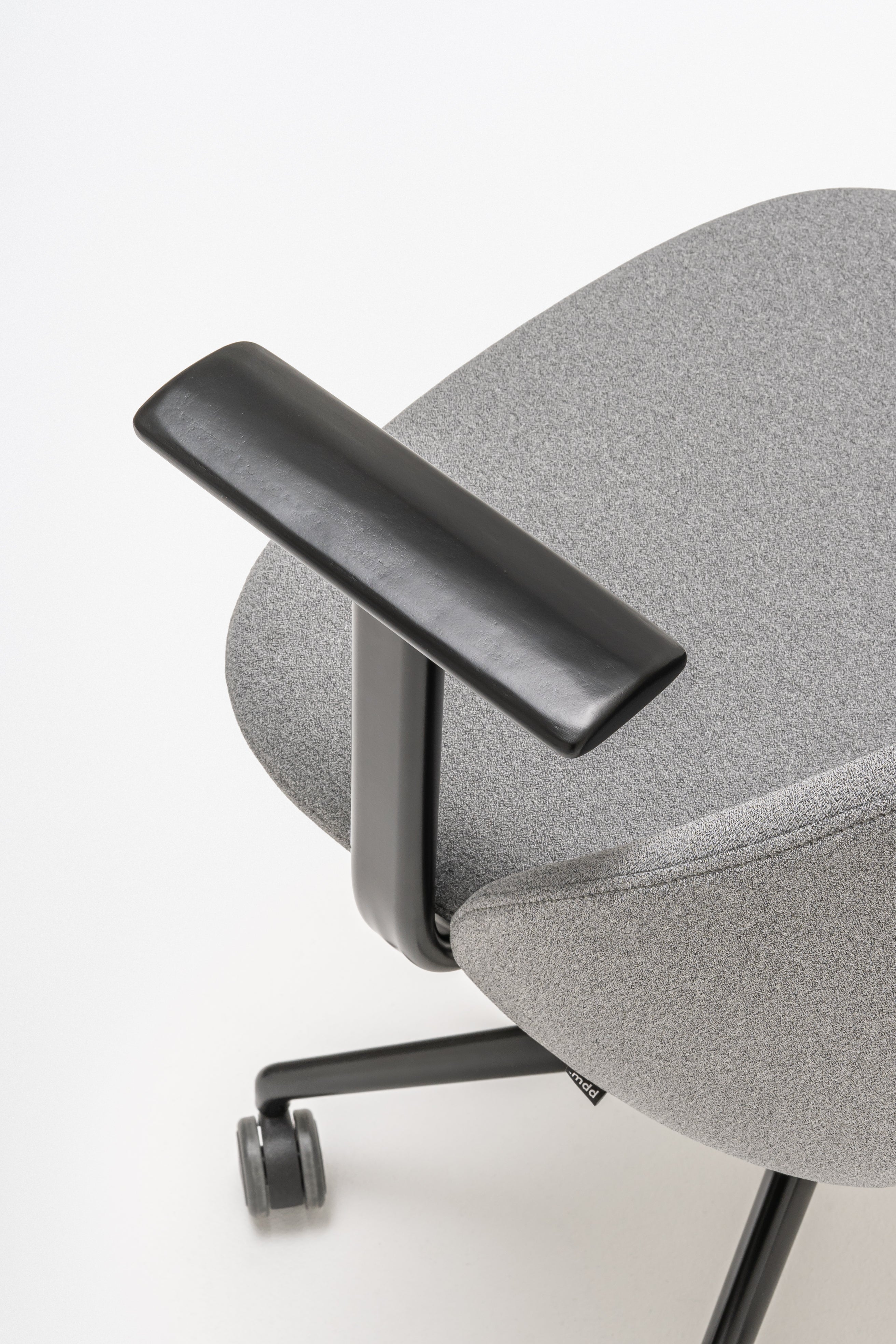 Conference armchair A regulated parallel base with wheels for a soft surface