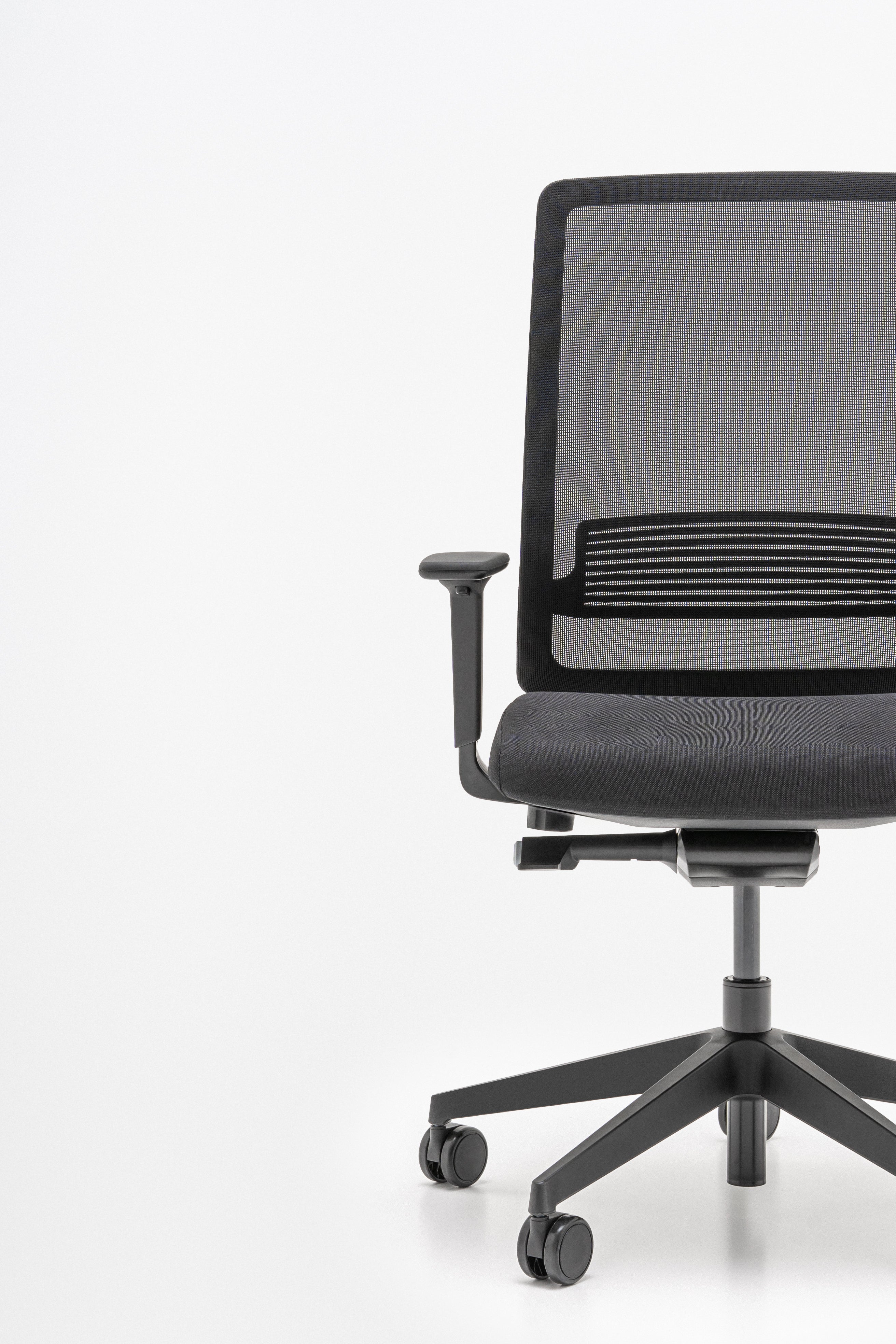 Apex Office Chair mit Rädern zu einer weichen Oberfläche