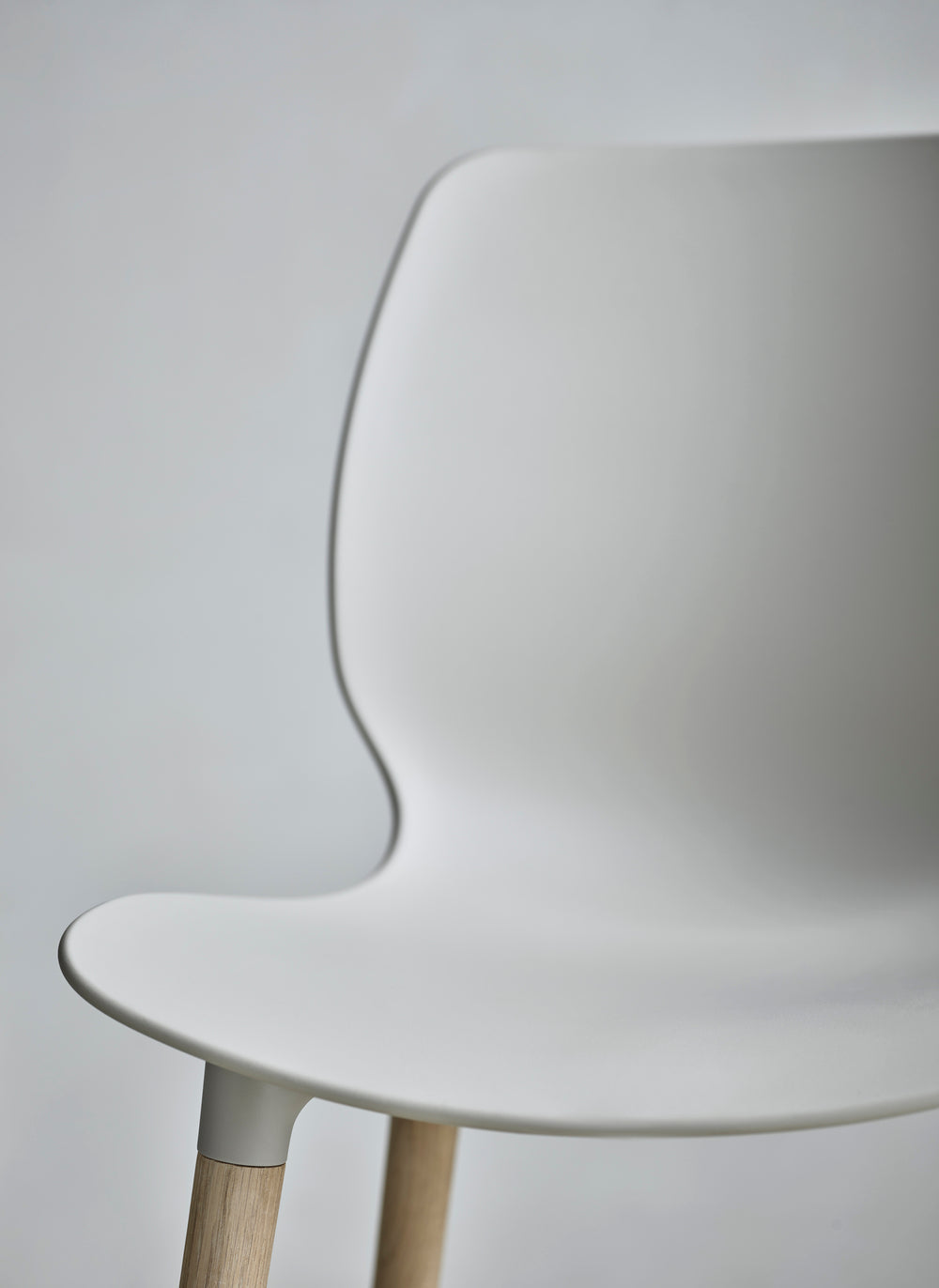 Seed chair black with a whitened base