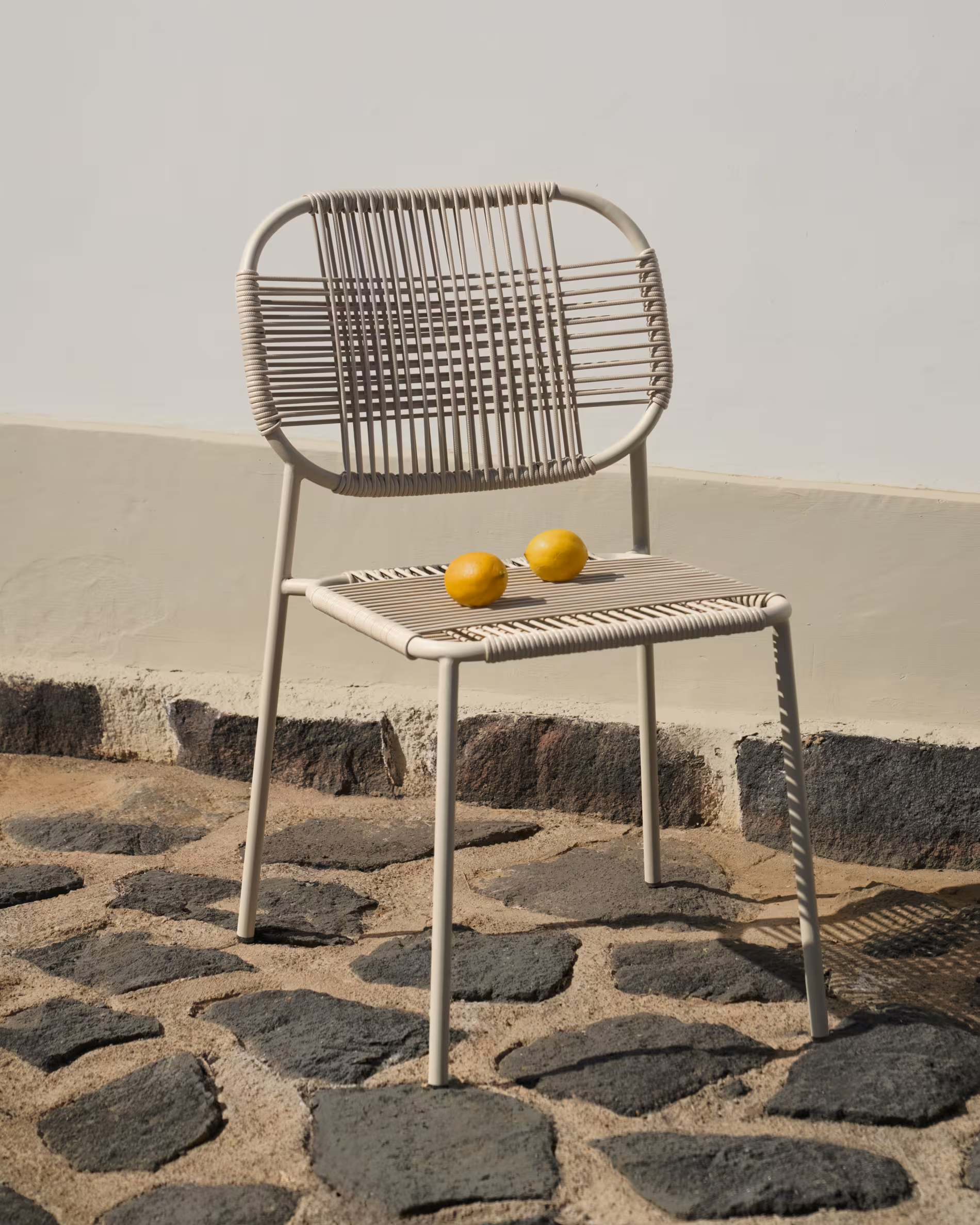 Krzesło ogrodowe TALAIER beżowy La Forma    Eye on Design