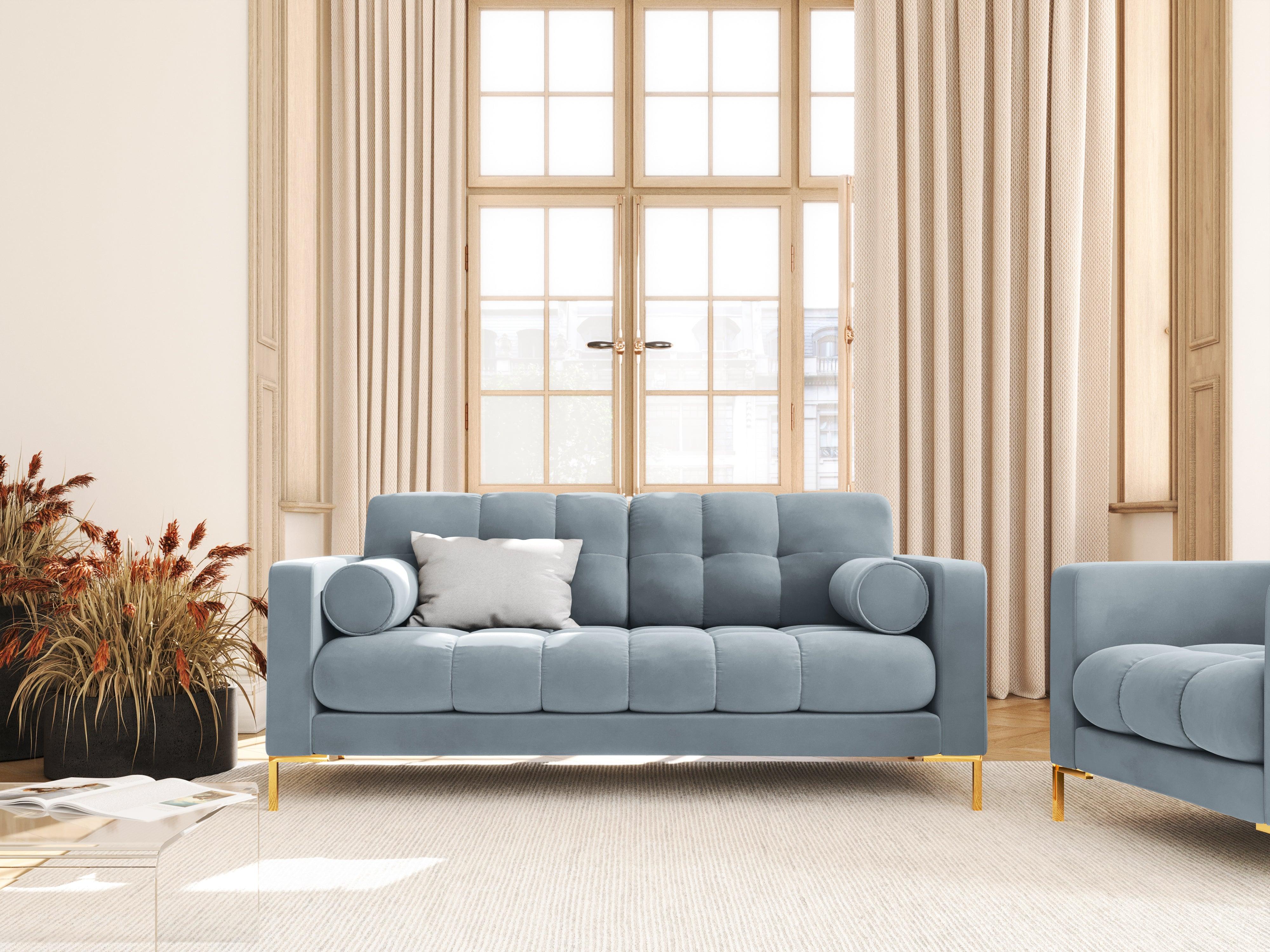 Sofa aksamitna 2-osobowa BALI jasnoniebieski ze złotą podstawą Cosmopolitan Design    Eye on Design