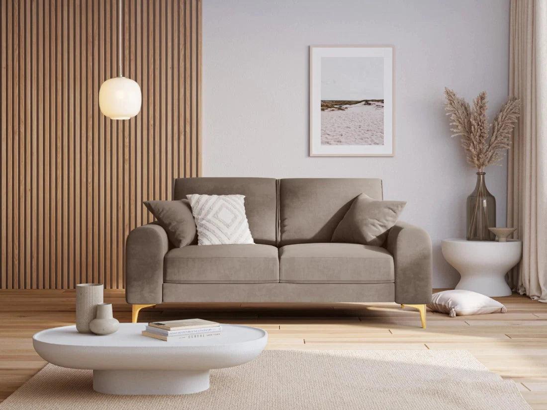 Sofa aksamitna 2-osobowa MADARA cappuccino ze złotą podstawą Mazzini Sofas    Eye on Design