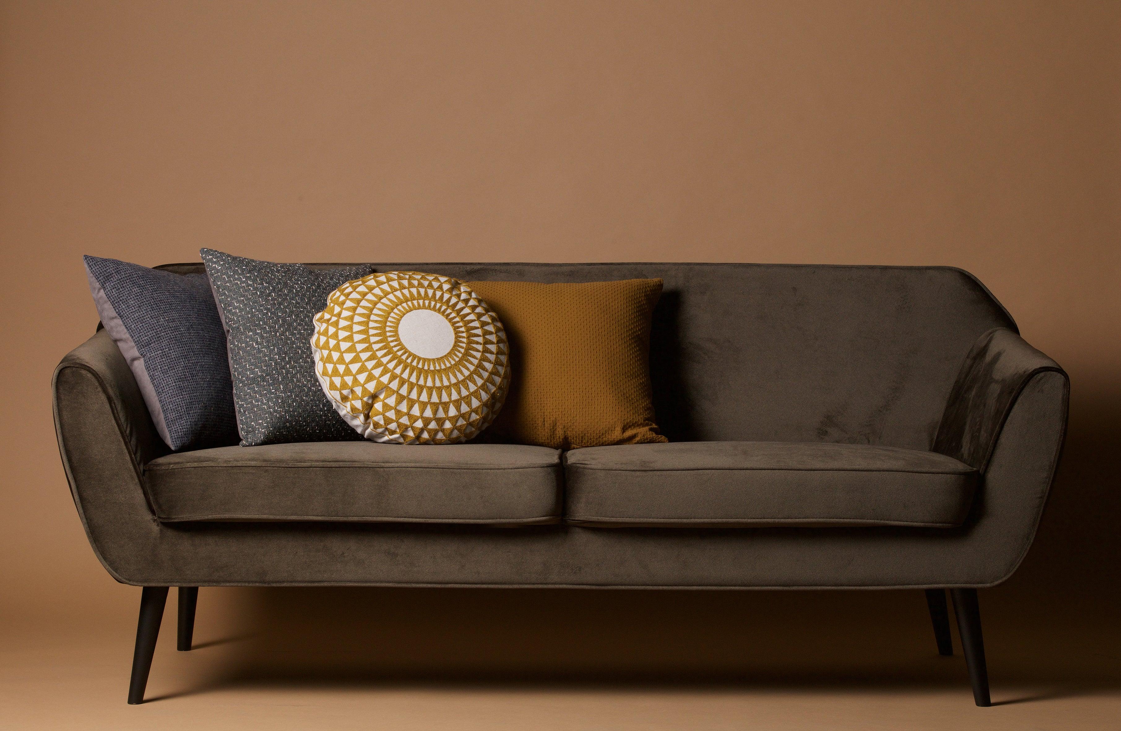 Sofa aksamitna 2,5-osobowa ROCCO oliwkowy Woood    Eye on Design