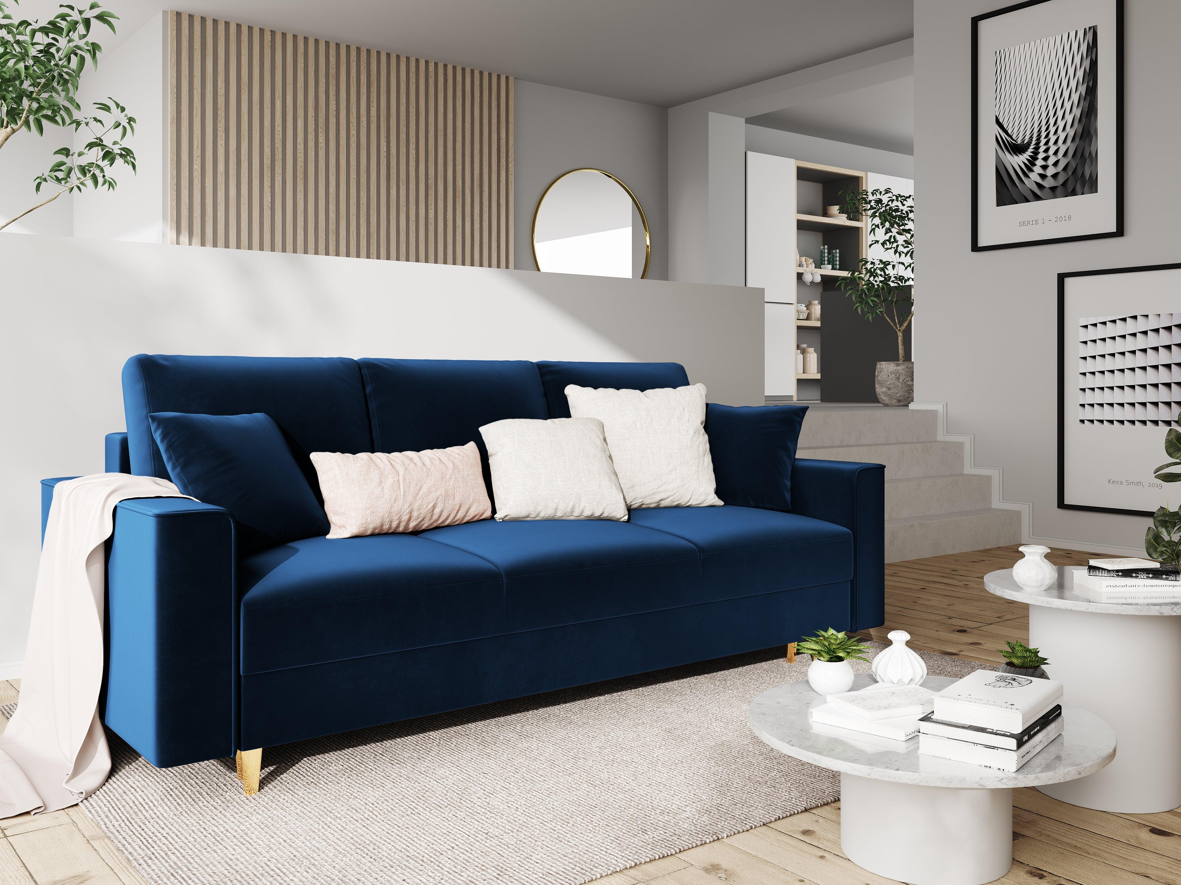 Sofa aksamitna z funkcją spania CARTADERA błękit królewski ze złotą podstawą Mazzini Sofas    Eye on Design