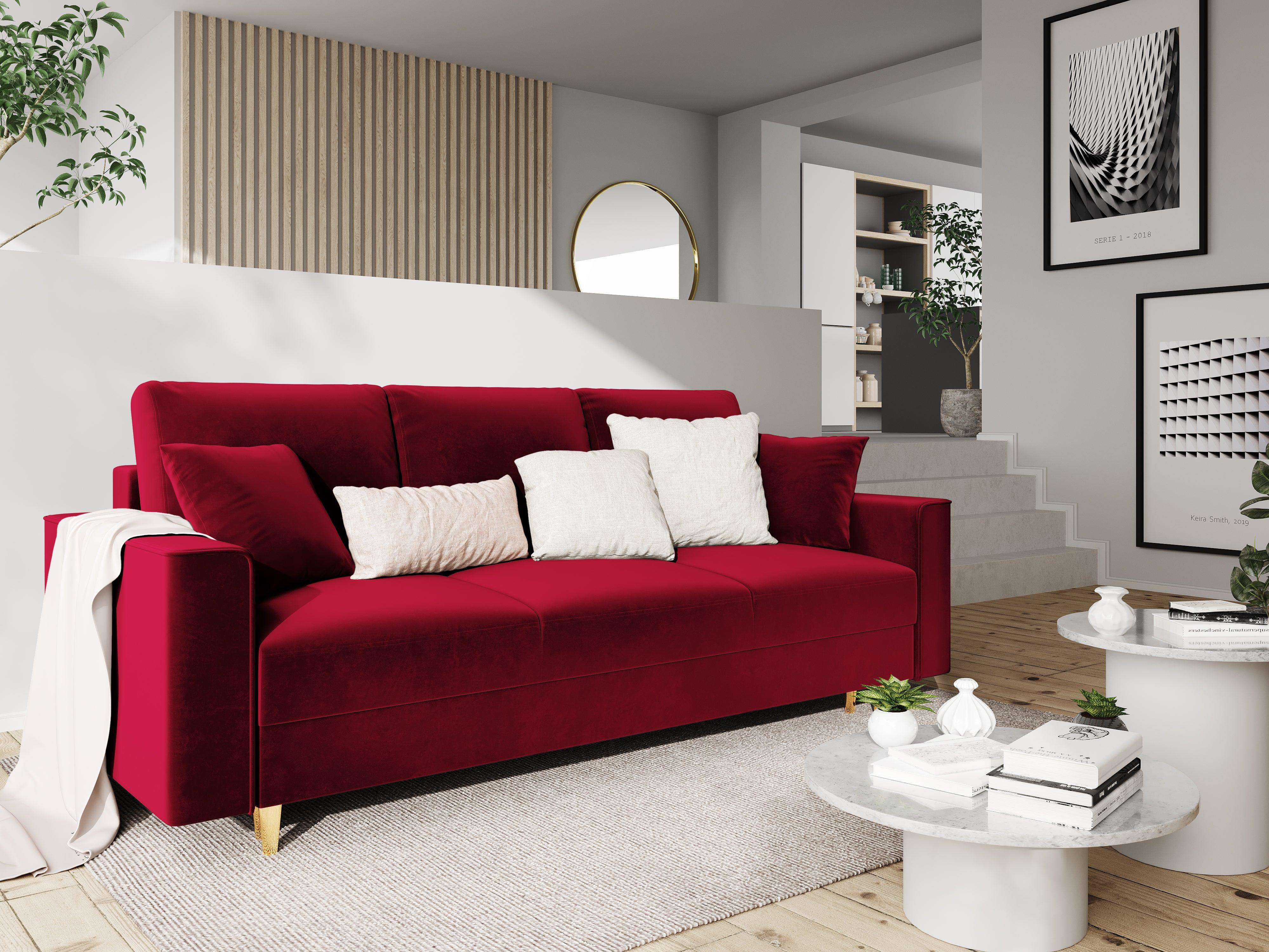 Sofa aksamitna z funkcją spania CARTADERA czerwony ze złotą podstawą Mazzini Sofas    Eye on Design