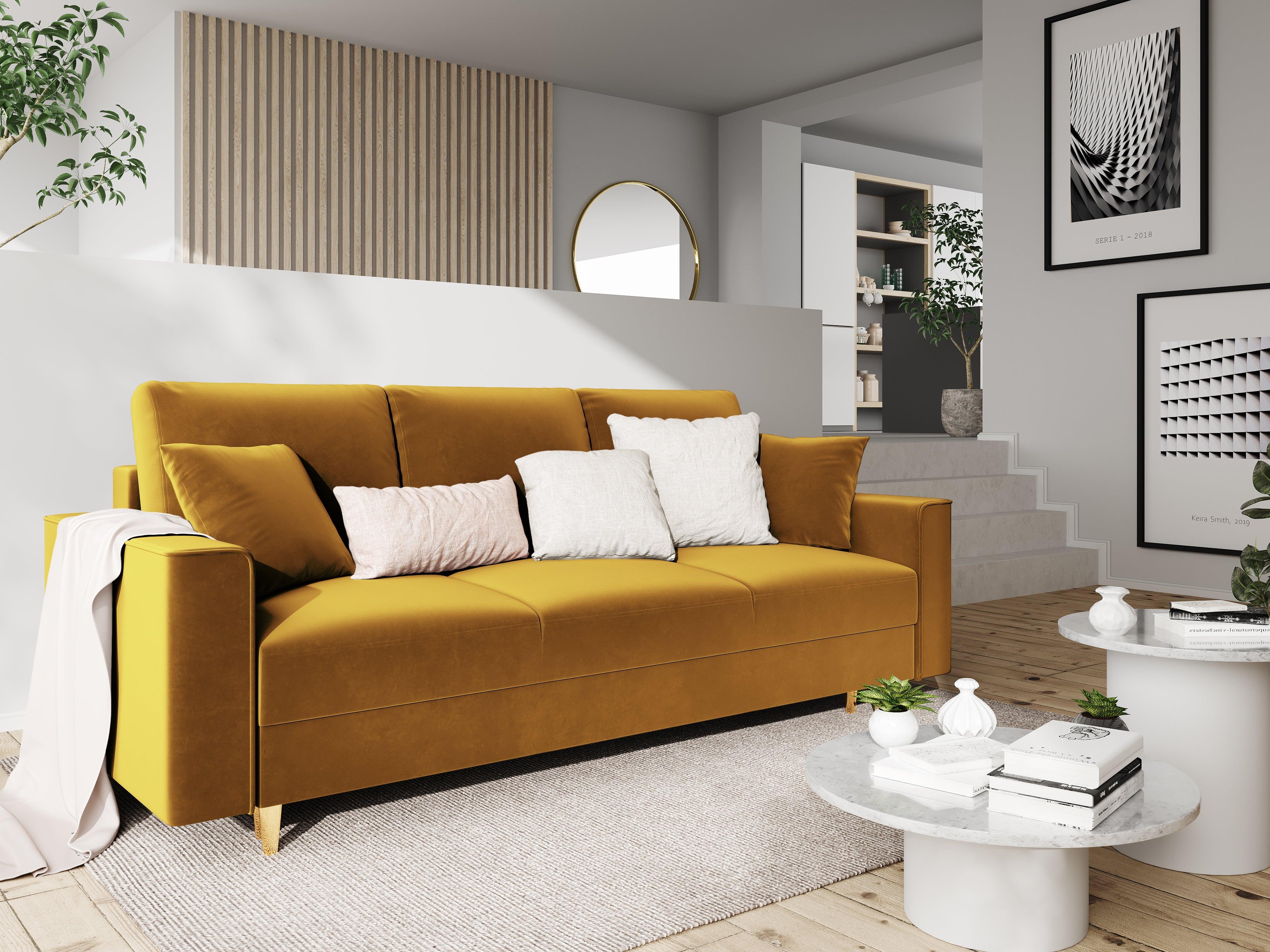 Sofa aksamitna z funkcją spania CARTADERA musztardowy ze złotą podstawą Mazzini Sofas    Eye on Design
