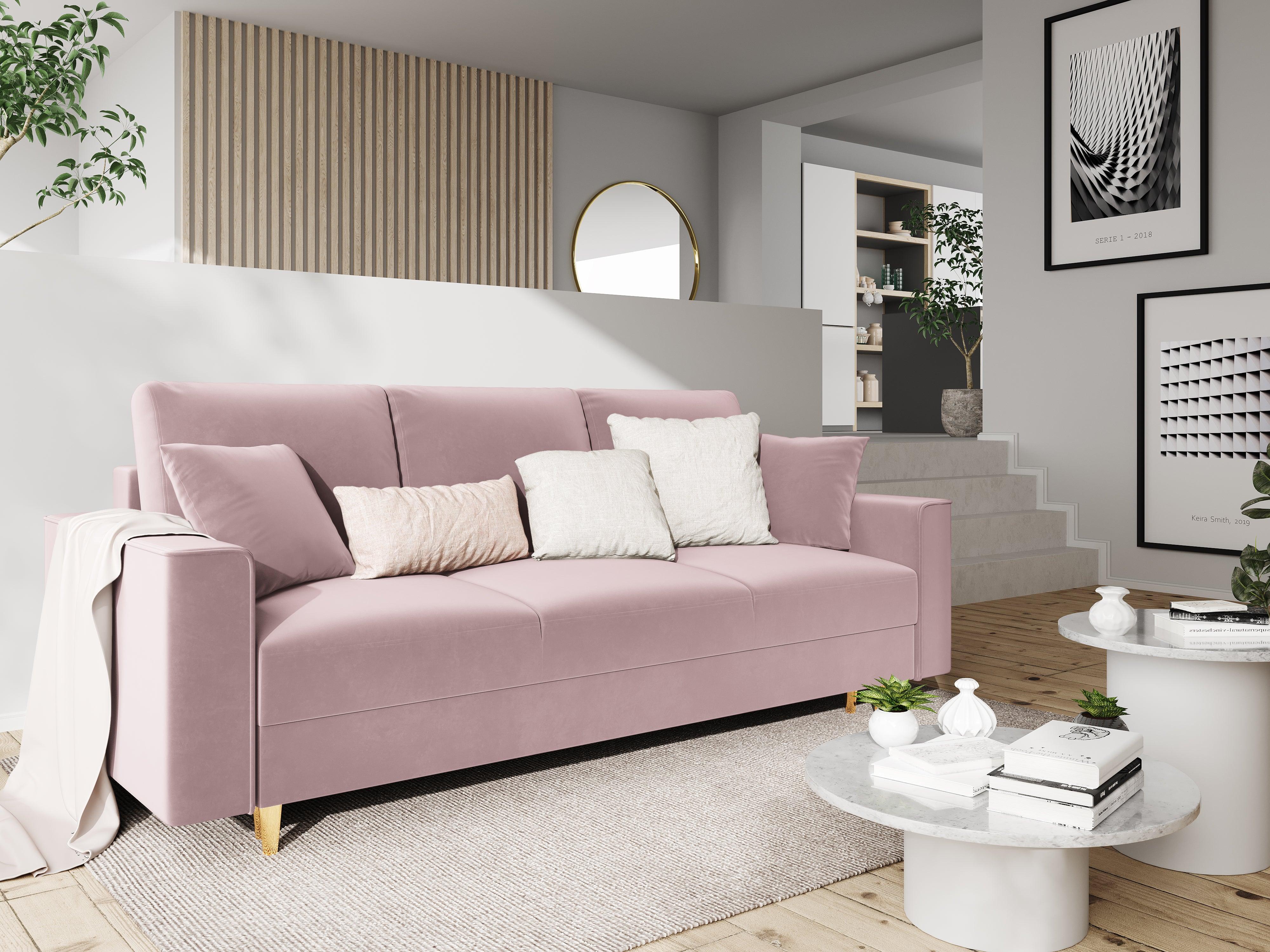 Sofa aksamitna z funkcją spania CARTADERA pudrowy róż ze złotą podstawą Mazzini Sofas    Eye on Design