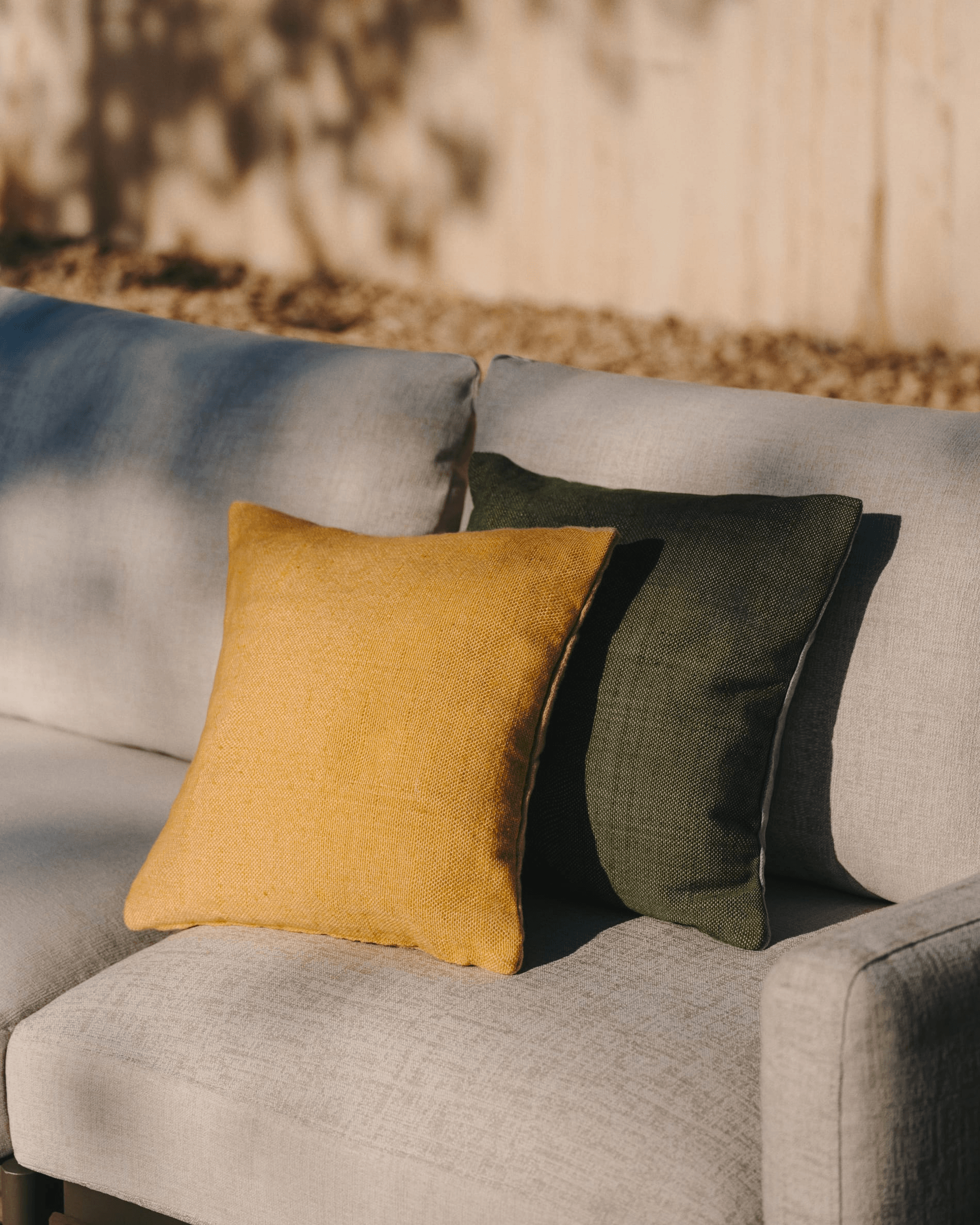 Sofa ogrodowa 2-osobowa SORELLS beżowy La Forma    Eye on Design