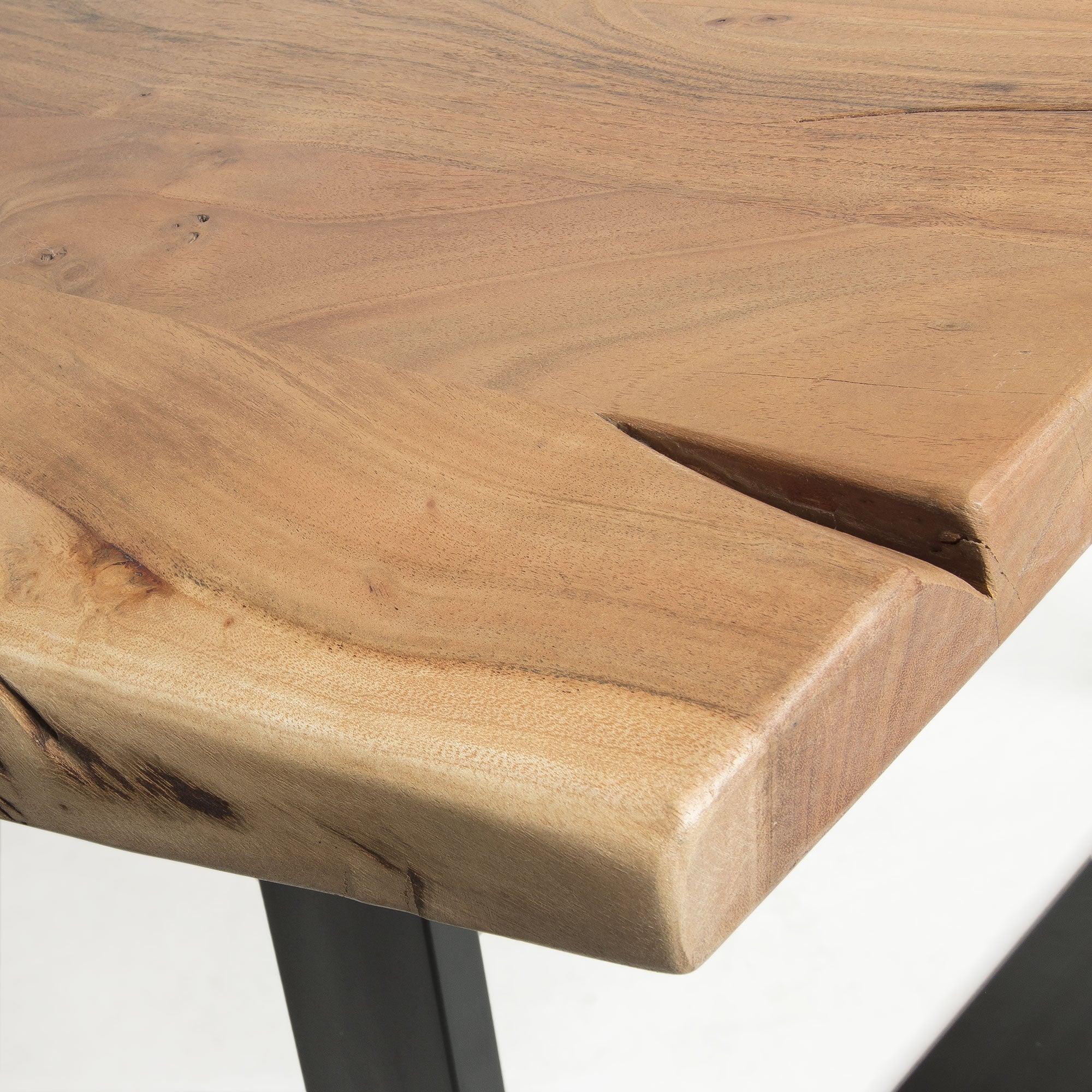 Stół ALAIA lite drewno akacjowe z czarną podstawą La Forma    Eye on Design