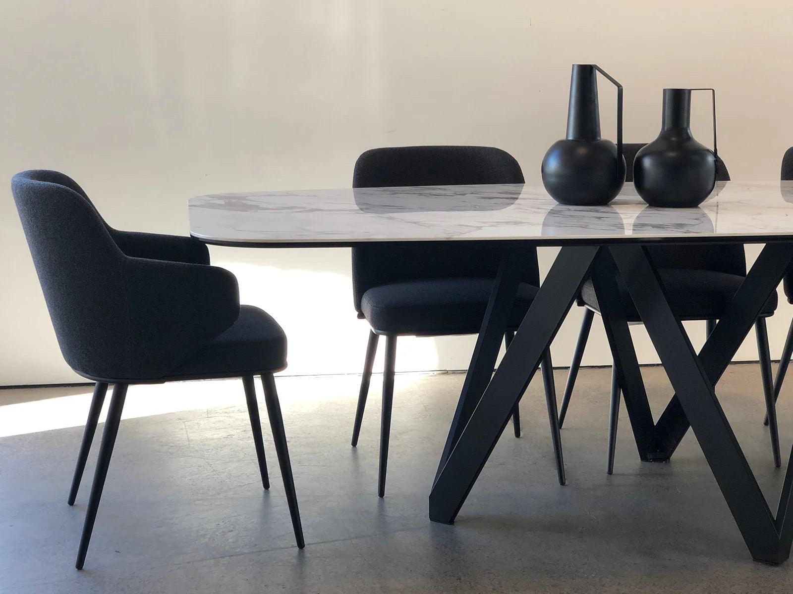 Stół CARTESIO antracytowy marmur z metalową podstawą Calligaris    Eye on Design