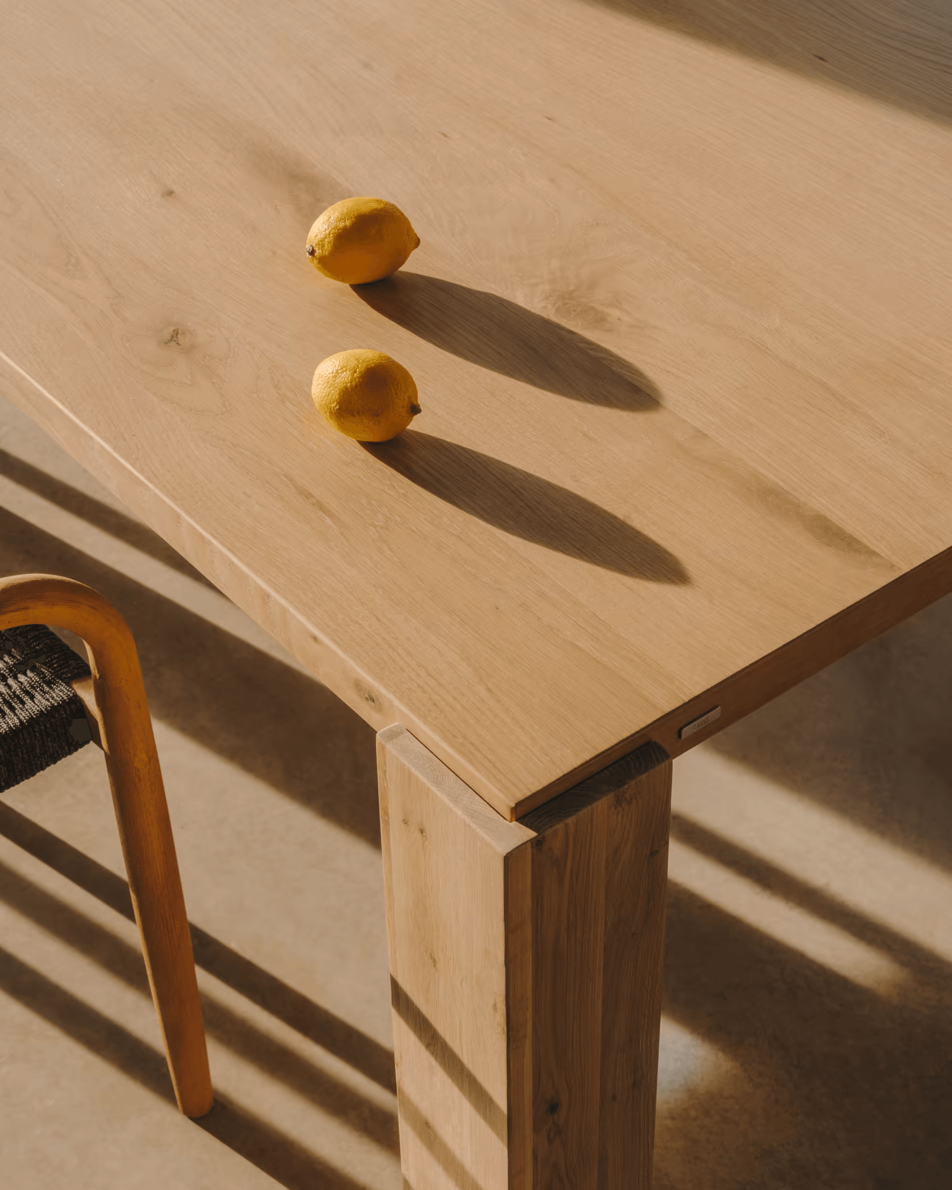 Stół DEYANIRA drewno dębowe La Forma    Eye on Design