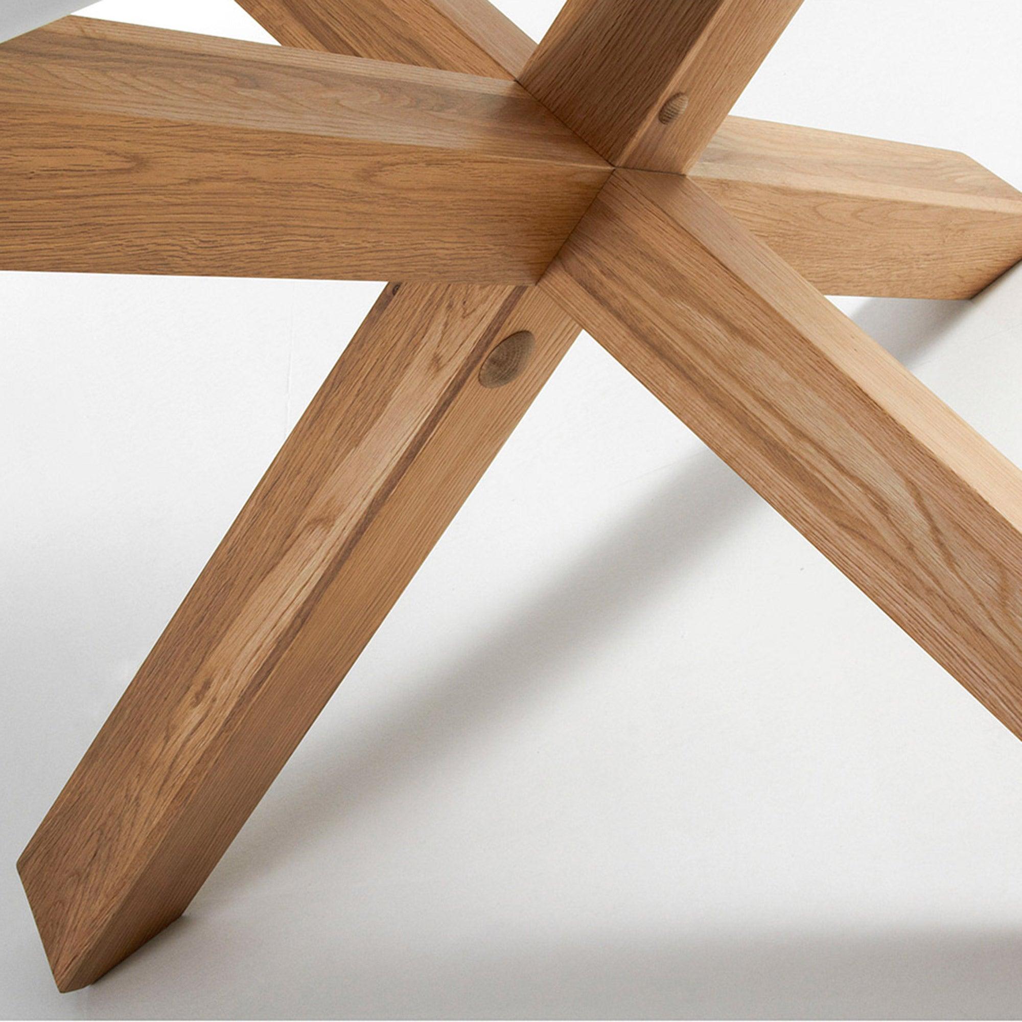 Stół LOTUS biały z drewnianą podstawą La Forma    Eye on Design