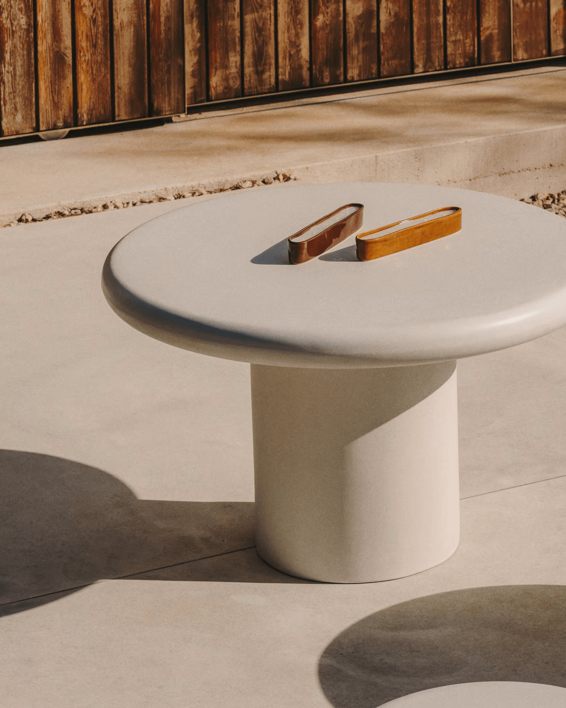 Stół ogrodowy ADDAIA biały cement La Forma    Eye on Design