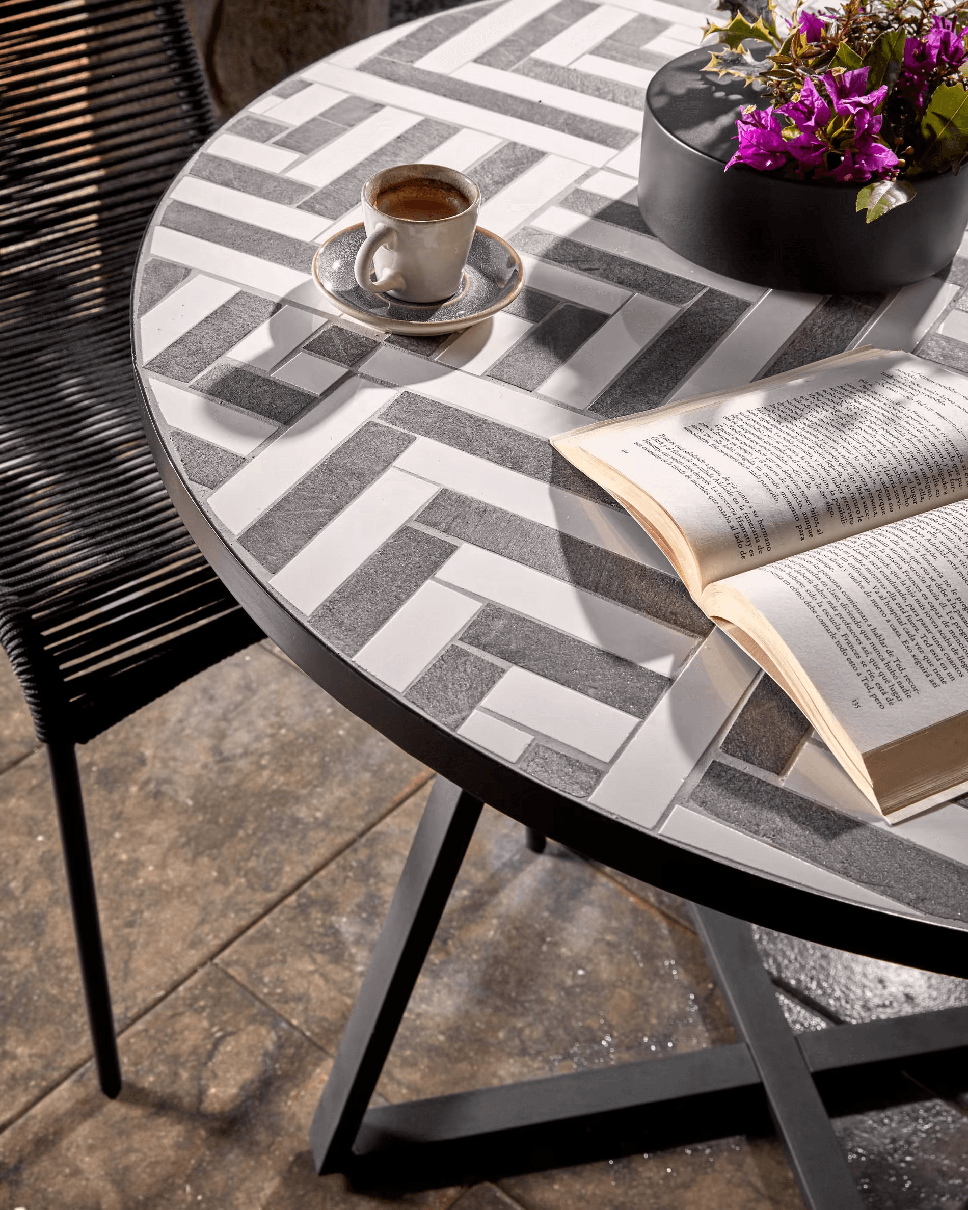 Stół ogrodowy TELLA czarno-biała ceramika La Forma    Eye on Design