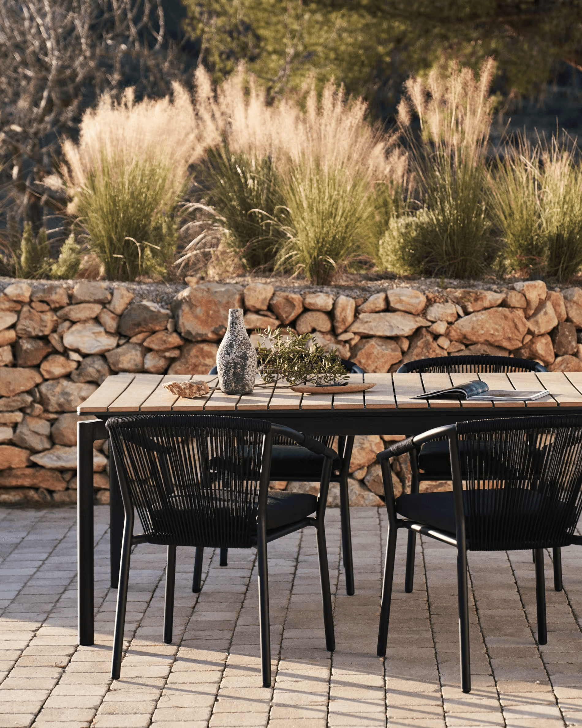 Stół rozkładany ogrodowy CANYELLES polidrewno z czarną podstawą La Forma    Eye on Design