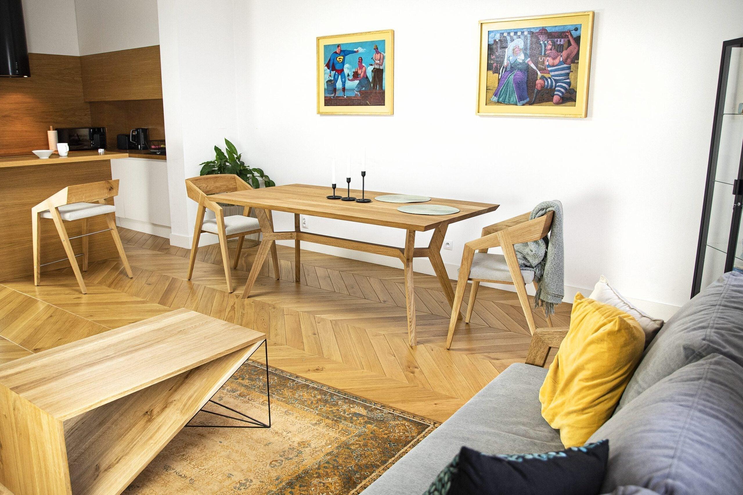 Stół rozkładany PIKO dębowy polerowany z białymi nogami Szyszka Design    Eye on Design