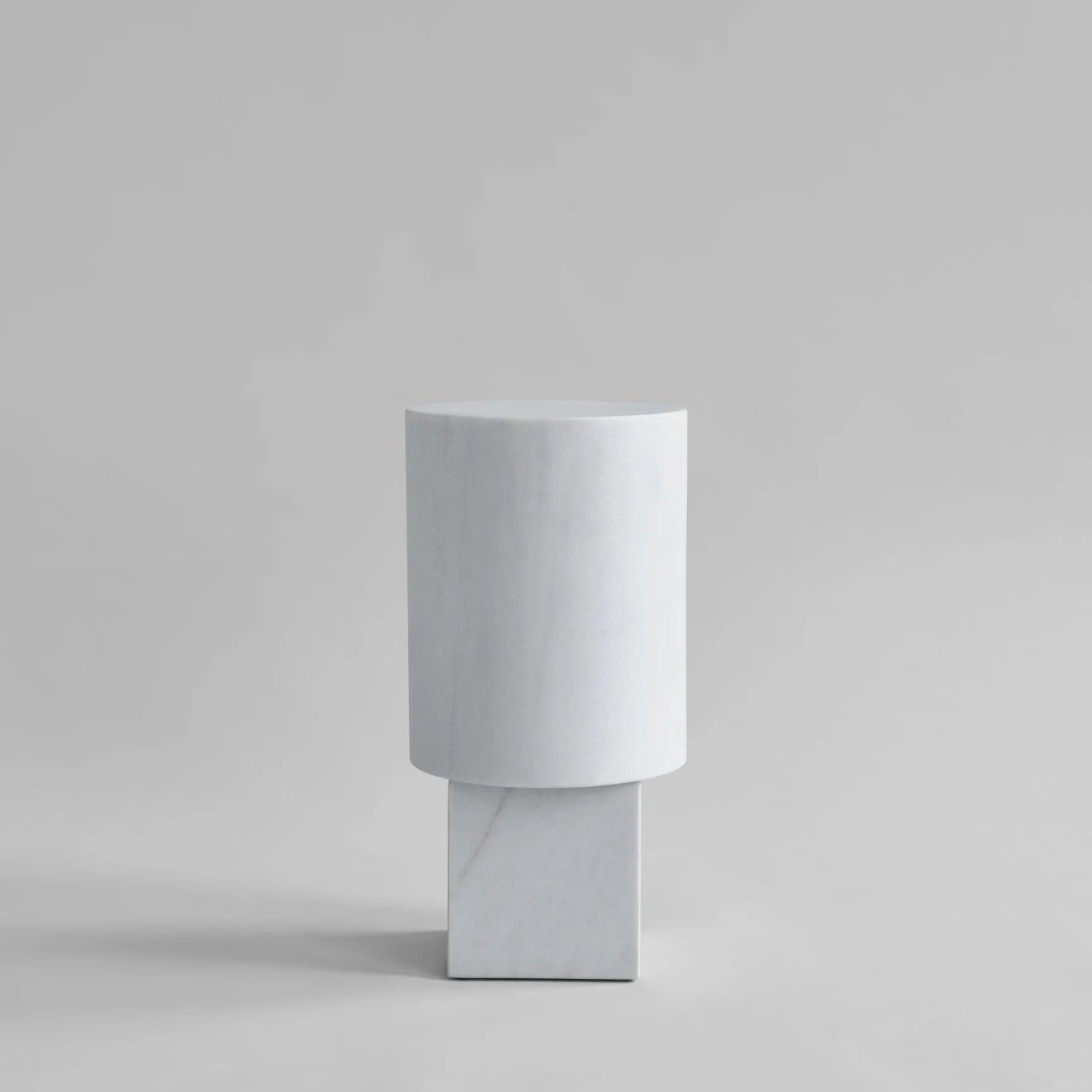 Stolik boczny COLUMN biały marmur 101 Copenhagen    Eye on Design
