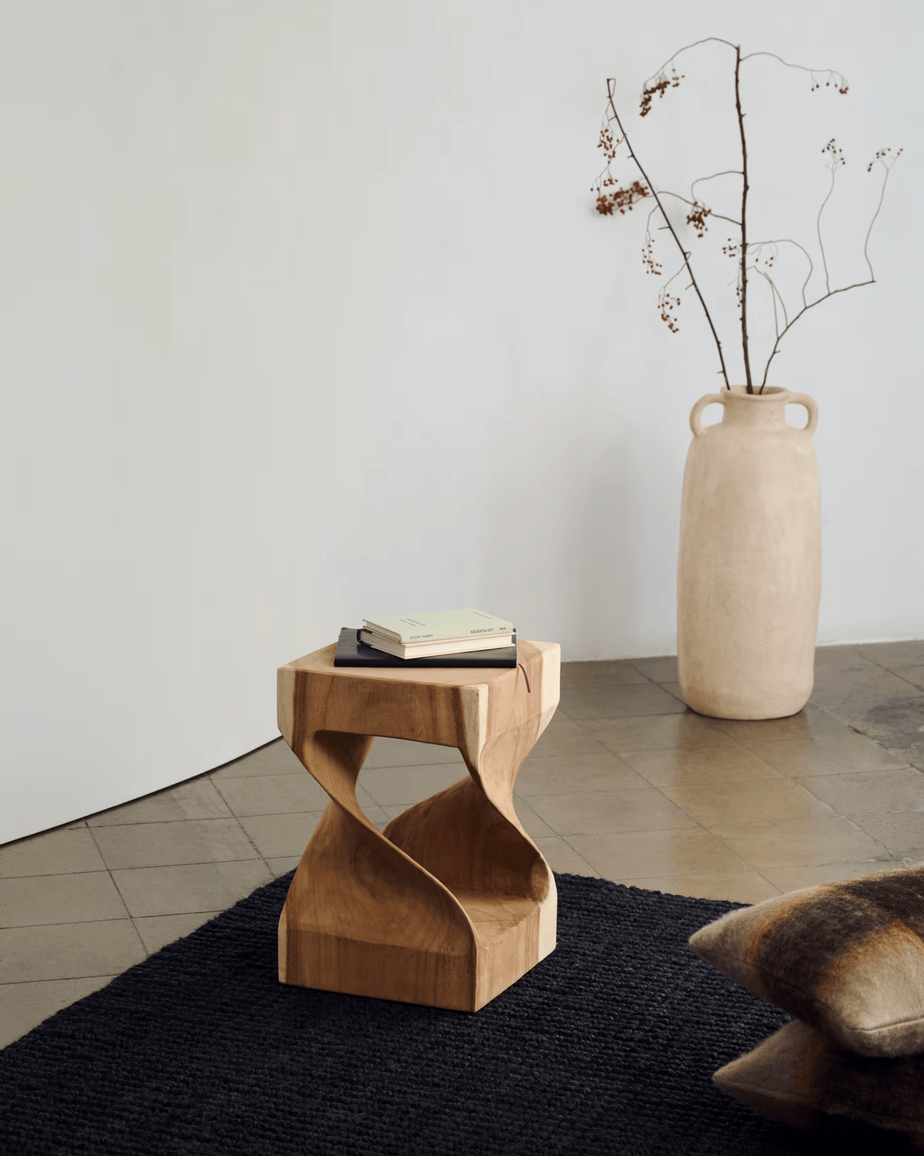 Stolik boczny z rzeźbionym wnętrzem HAKON lite drewno mungur La Forma    Eye on Design