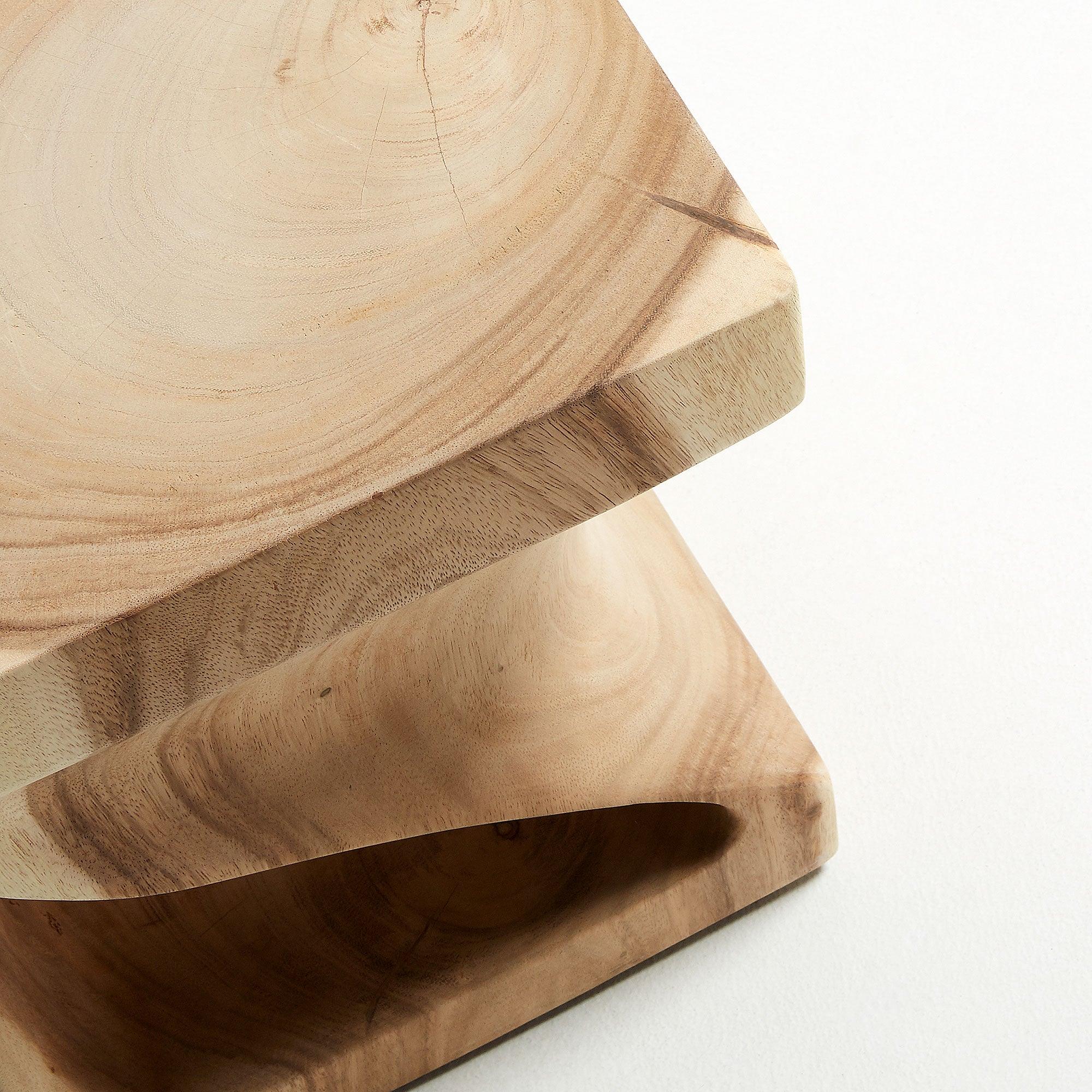 Stolik boczny z rzeźbionym wnętrzem HAKON lite drewno mungur La Forma    Eye on Design