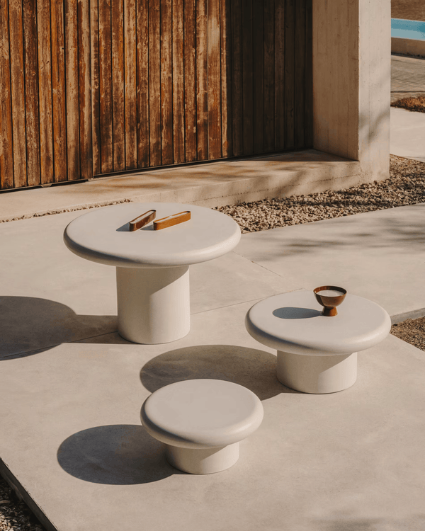 Stolik kawowy zewnętrzny ADDAIA biały cement La Forma    Eye on Design