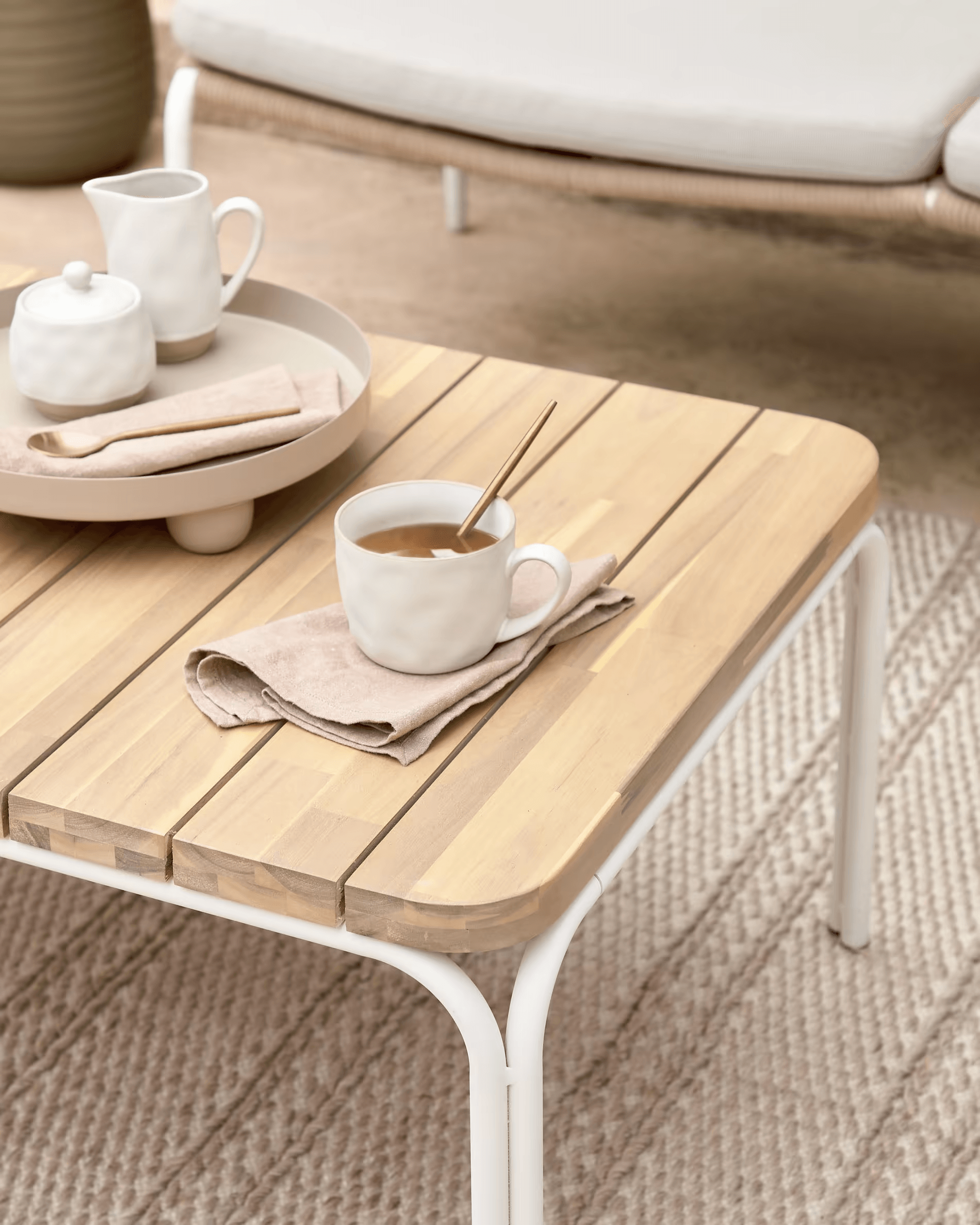 Stolik kawowy zewnętrzny CAILIN drewno akacjowe z białą podstawą La Forma    Eye on Design