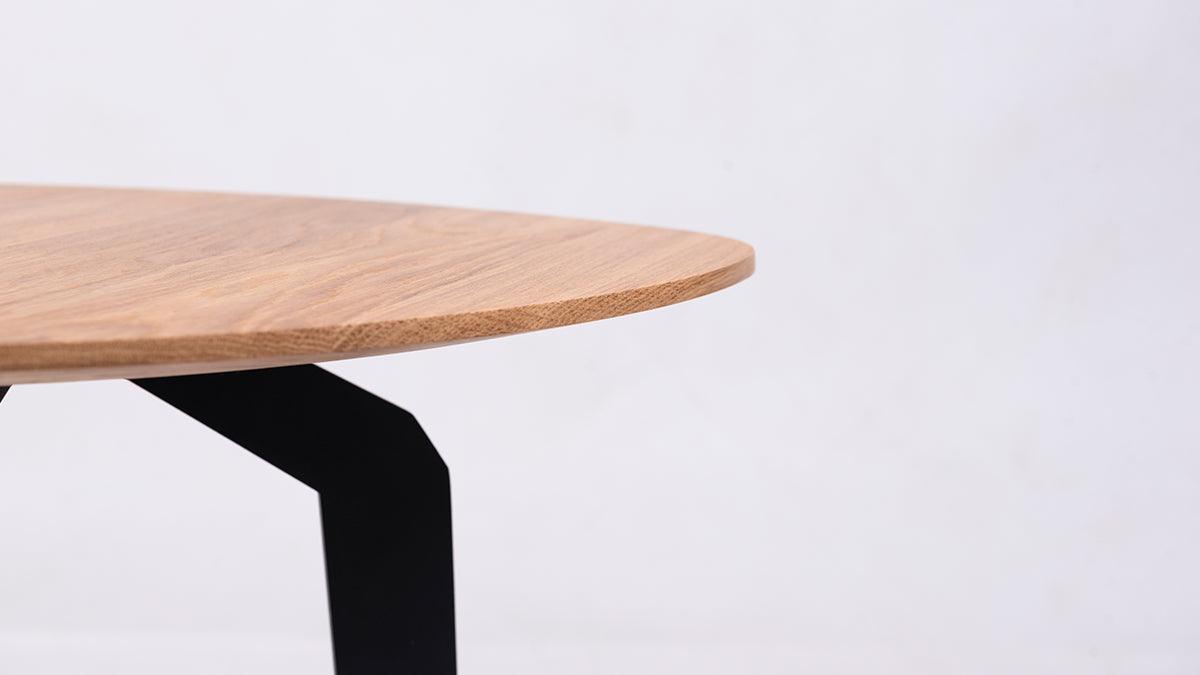 Stolik pomocniczy FEZA drewniany z czarną podstawą Nobonobo    Eye on Design