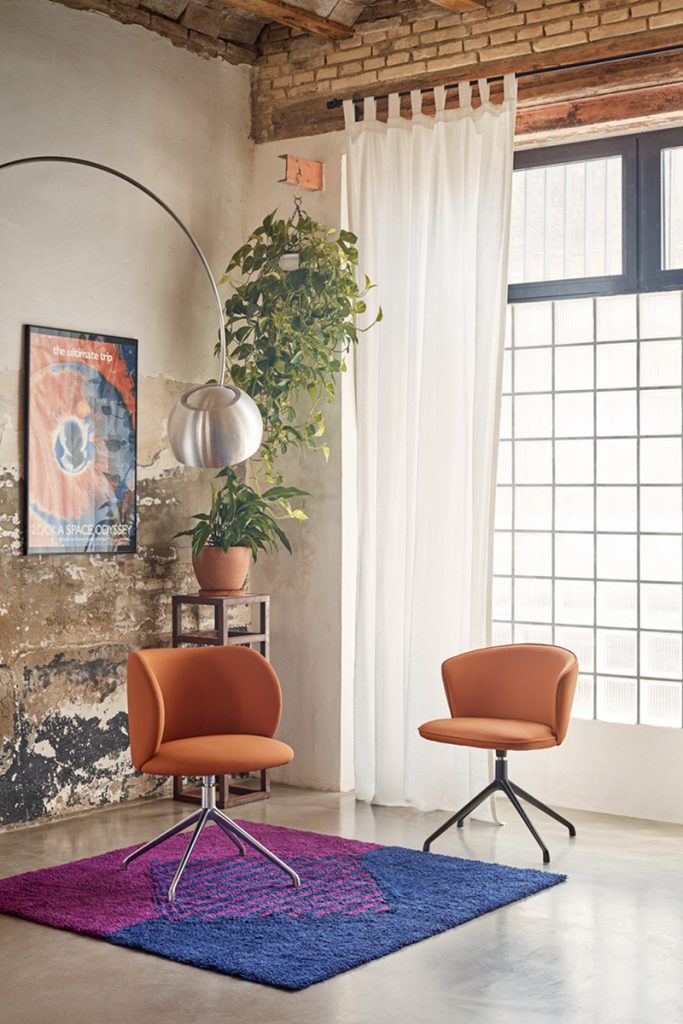 Krzesło obrotowe MOGI pomarańczowa ekoskóra z chromowaną podstawą Teulat    Eye on Design