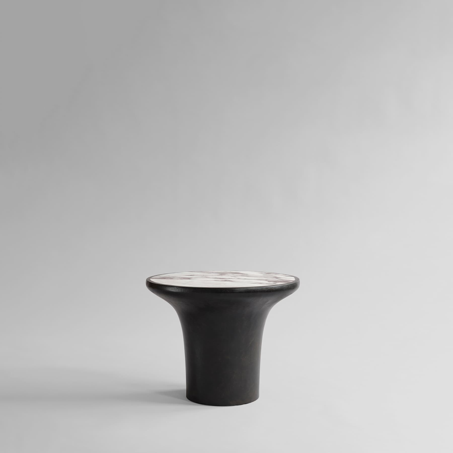 TRUMPET coffee table in concrete with marble