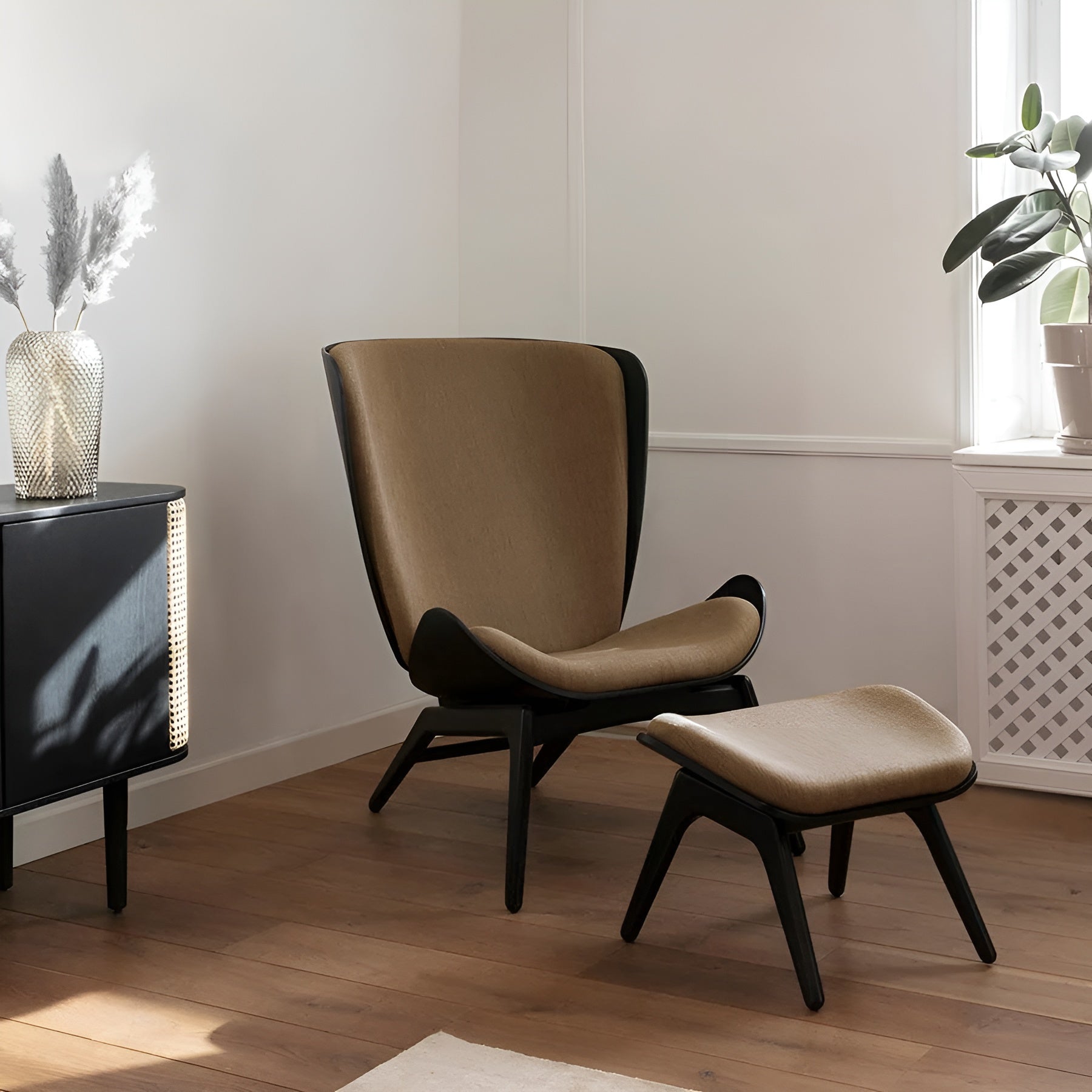 Sessel READER aus cognacfarbenem Leder mit schwarzem Gestell