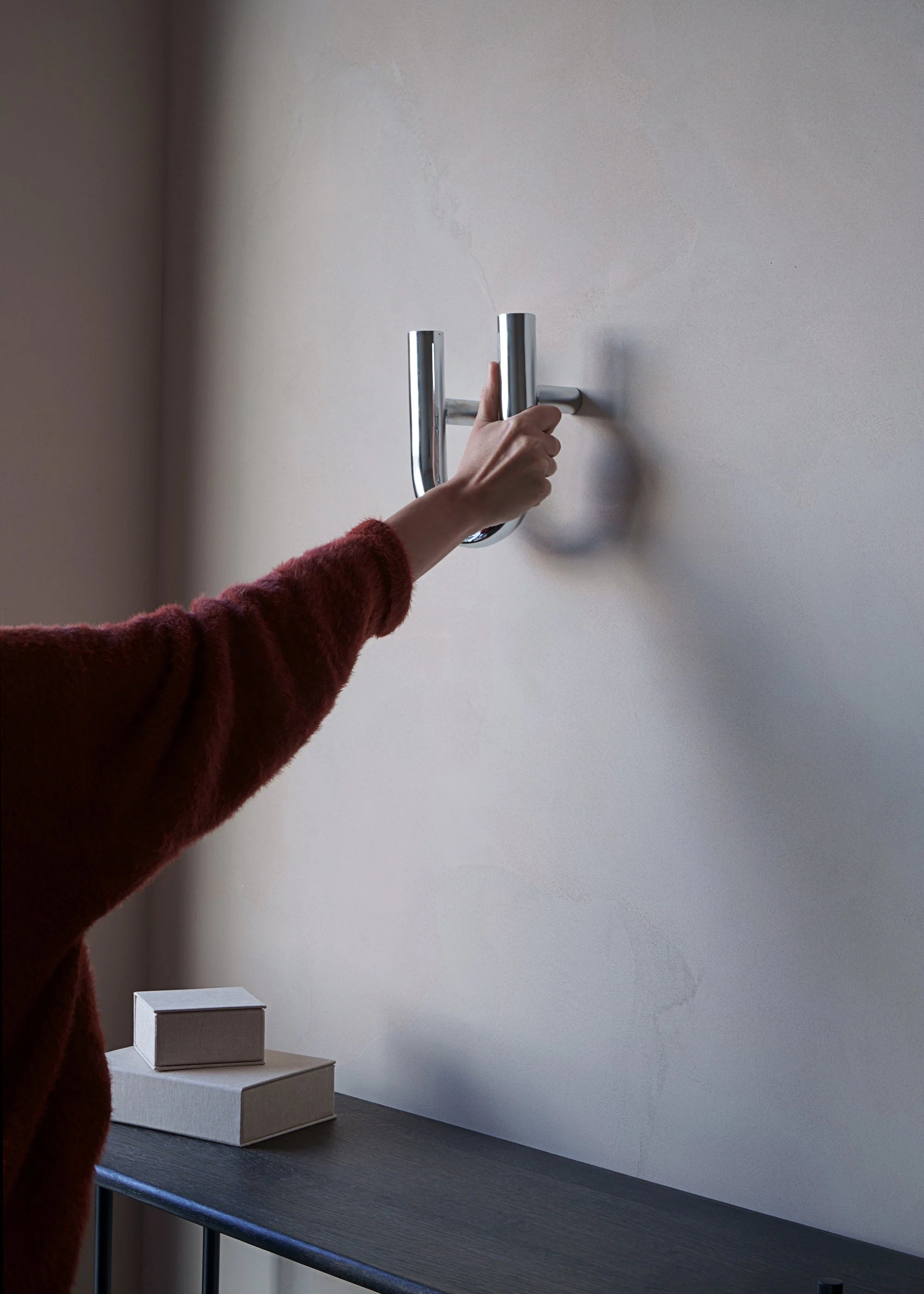 UNE chrome wall hanger