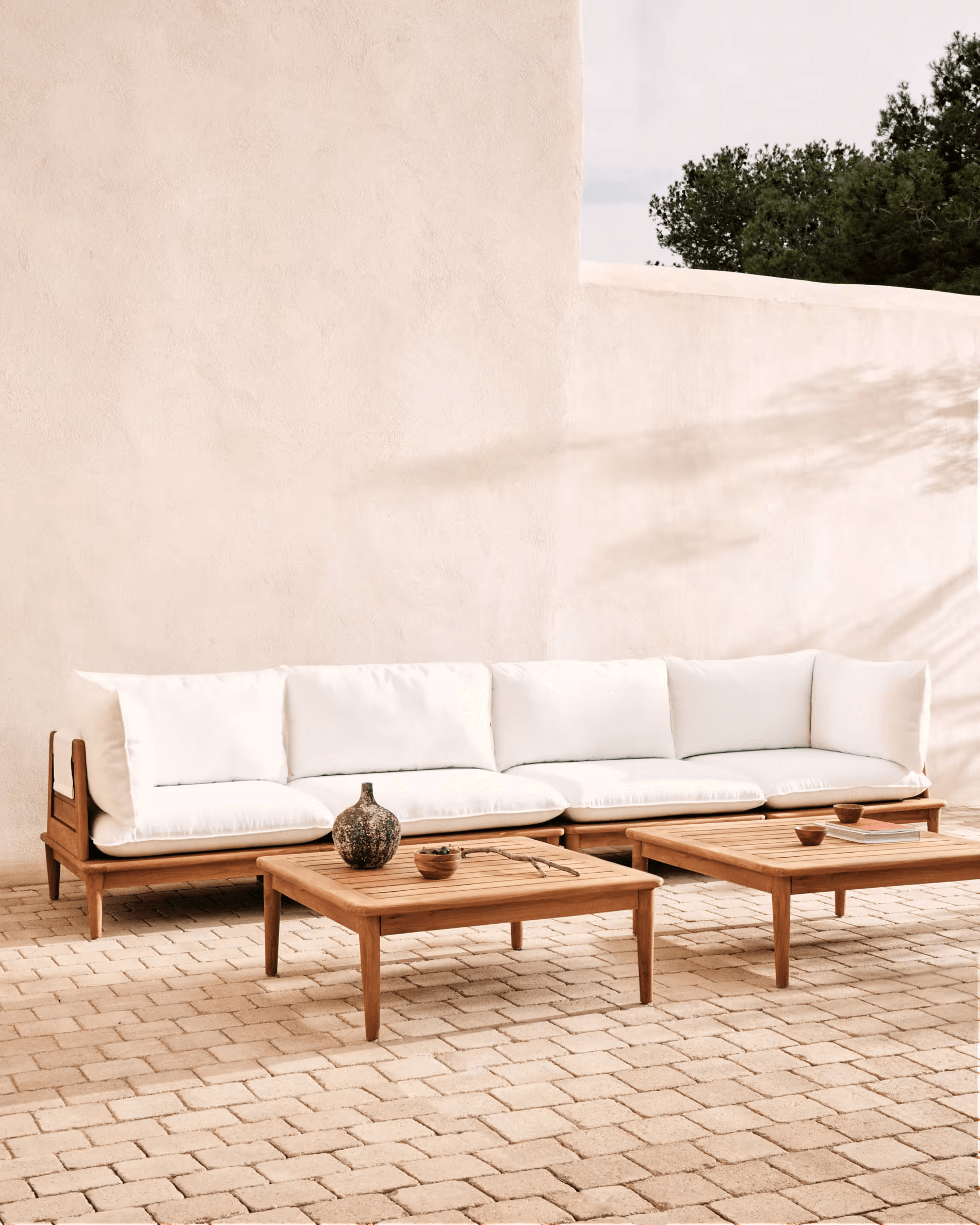 Zestaw ogrodowy z sofą PORTITXOL lite drewno tekowe La Forma    Eye on Design