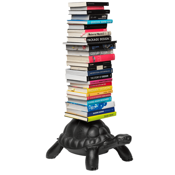 Ten sympatyczny, wielofunkcyjny żółw, to kolejny niezwykły projekt Marcantonio. Wytrzymały pancerz żółwia utrzymuje stojak na książki, która idealnie sprawdzi się jako efektowny dodatek w domowym gabinecie, pokoju młodzieżowym, czy w eklektycznej sypialni i salonie. 