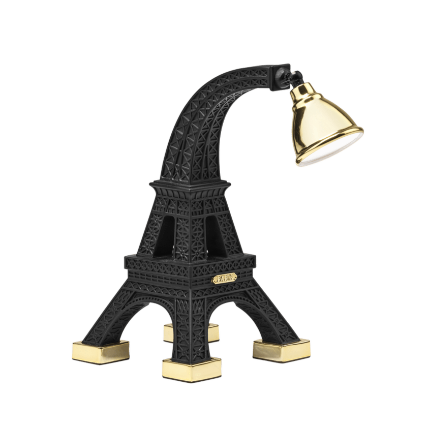 Lampka Paris XS od QeeBoo, zaprojektowana przez Studio Job, przedstawia miniaturową wieżę Eiffla. Idealnie pasuje do każdej szafki nocnej, biurka, czy stolika do czytania. Mosiężna kopuła, umieszczona na czarnym korpusie, jest w pełni regulowana, co ułatwia czytanie. Jest to model który wprowadzi 
