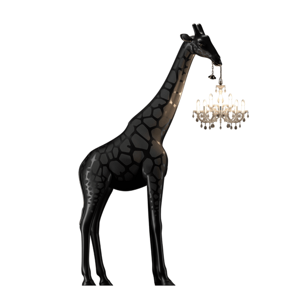 Giraffe in Love to zjawiskowa lampa, zaprojektowana przez Marcantonio, o wielkości autentycznej młodej żyrafy. Majestatyczna żyrafa trzyma żyrandol w stylu Marii Teresy w miniaturowej wersji. Jest to idealne połączenie dobrego designu z funkcjonalnością.