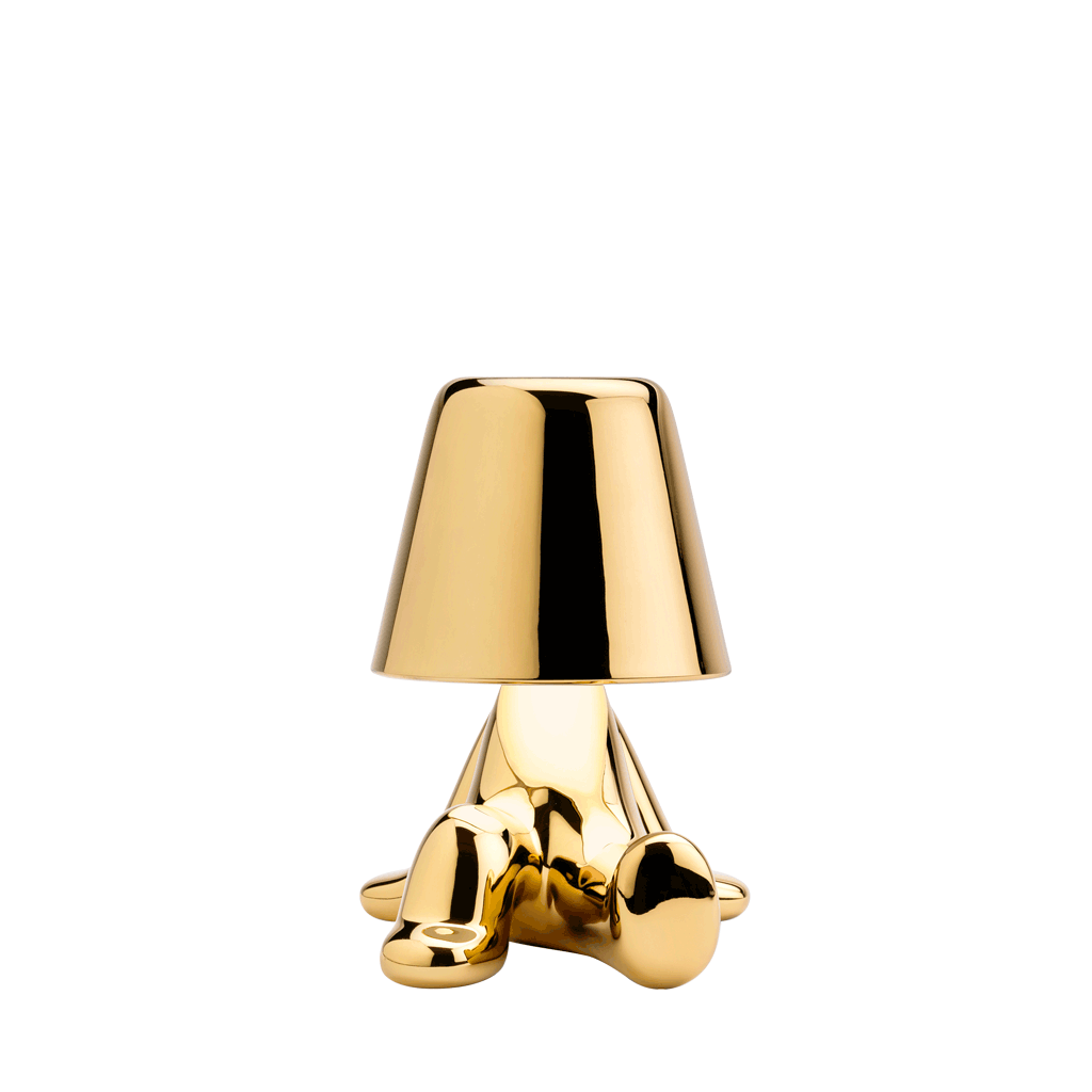 Ta urocza, złota lampa z kolekcji Golden Brothers, zaprojektowanej przez Stefano Giovannoniego, nazywa się Bob. Po zapaleniu, na plastycznej sylwetce oddbija się miękkie światło, uwydatniając płynność sylwetki.