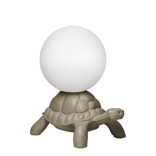 Lampa Turtle Carry wkracza do Twojego domu, niosąc na swoim pancerzu świecącą kulę. Lampa Turtle Carry, zaprojektowana przez Marcantonio, rozświetli każdy zakątek Twojego mieszkania, bez wysiłku tworząc efekt "wow" i dodając oszałamiający akcent do wystroju Twojego domu lub przestrzeni na zewnątrz.