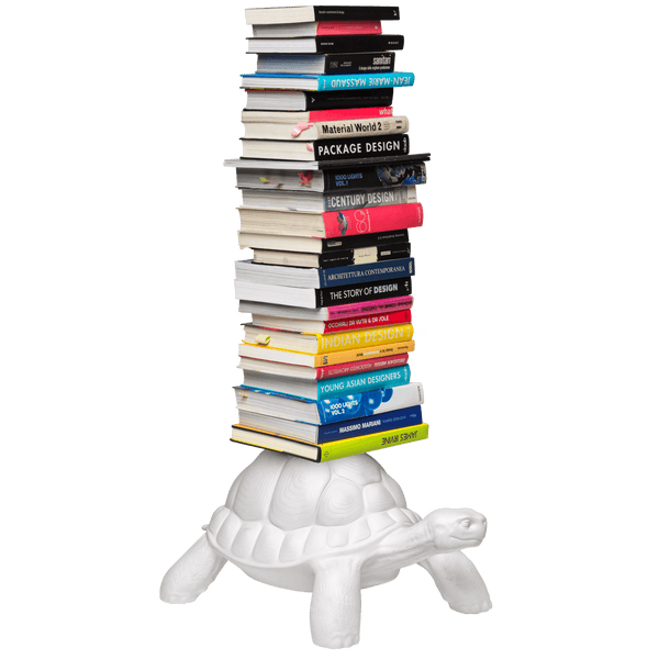 Ten sympatyczny, wielofunkcyjny żółw, to kolejny niezwykły projekt Marcantonio. Wytrzymały pancerz żółwia utrzymuje stojak na książki, która idealnie sprawdzi się jako efektowny dodatek w domowym gabinecie, pokoju młodzieżowym, czy w eklektycznej sypialni i salonie. 