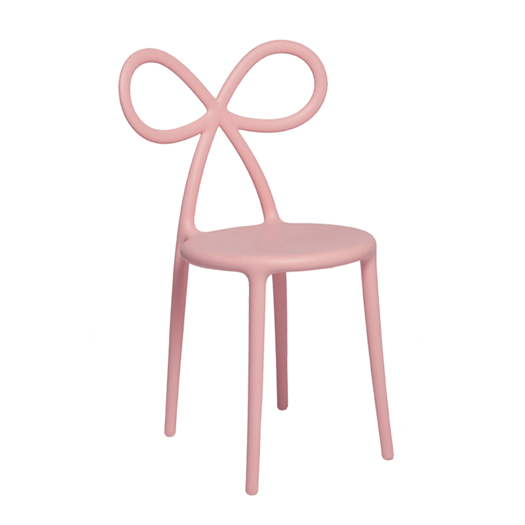 Krzesło Ribbon stało się symbolem mocnej żeńskiej energii, które nabiera tożsamości wyrażając wszelkiego rodzaju emocje. Wdzięczne i zdumiewające w swojej formie staje się symbolem podarunku.
