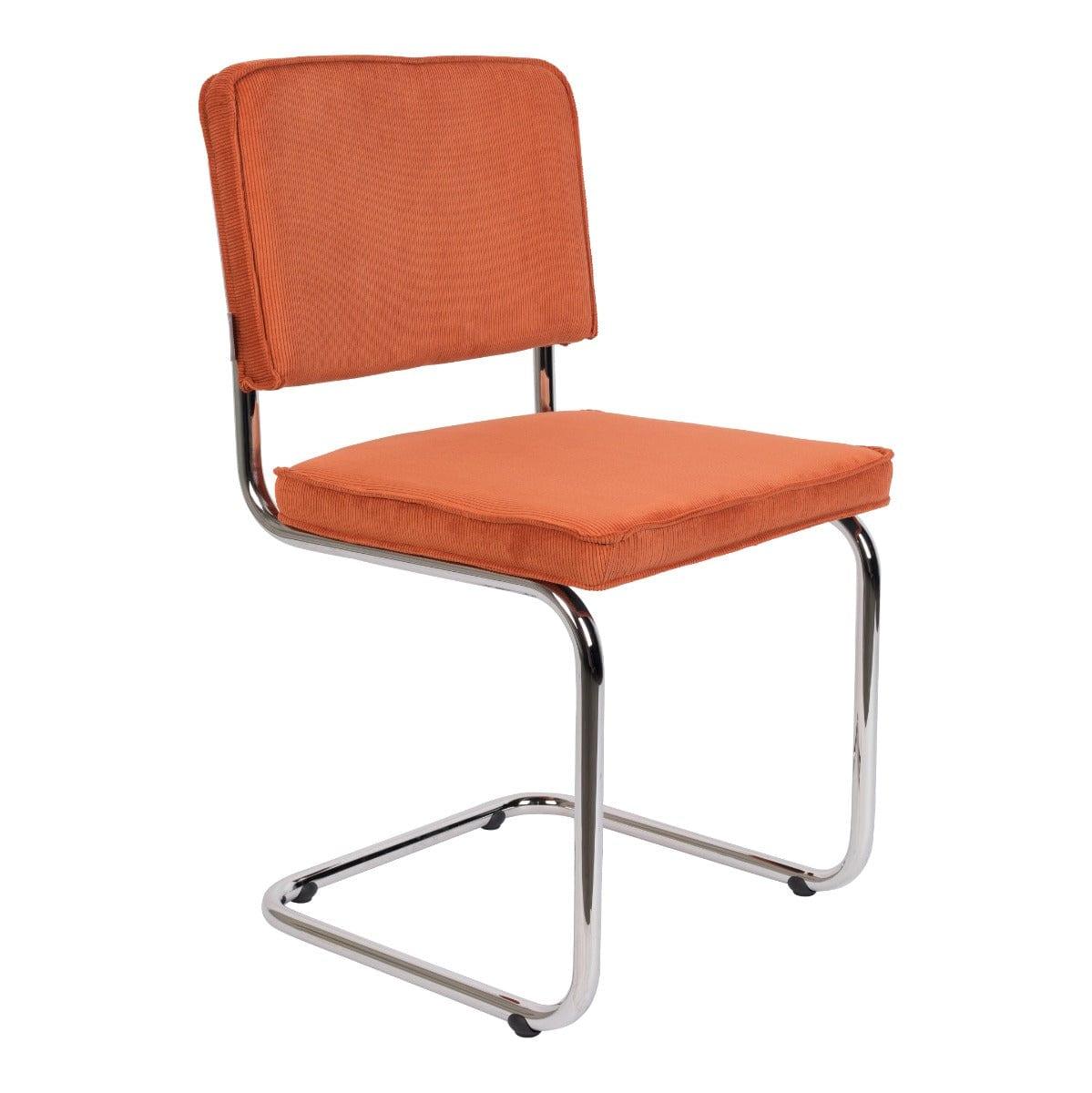 Krzesło Ridge Brushed RIB to projekt, który ma nostalgiczny charakter, ale dzięki zastosowanym materiałom jest ono zawsze na czasie i w modzie. Sztruksowe wykończenie zapewnia wyjątkową wygodę korzystania.  Wysoka jakość użytych materiałów zapewnia, że ten mebel zostanie na długie lata w klasycznej jadalni oraz w minimalistycznym biurze. Dzięki prostemu wyglądowi, siedzenie nie przytłacza pomieszczenia, a wręcz wprowadza w nie nieco przytulności.