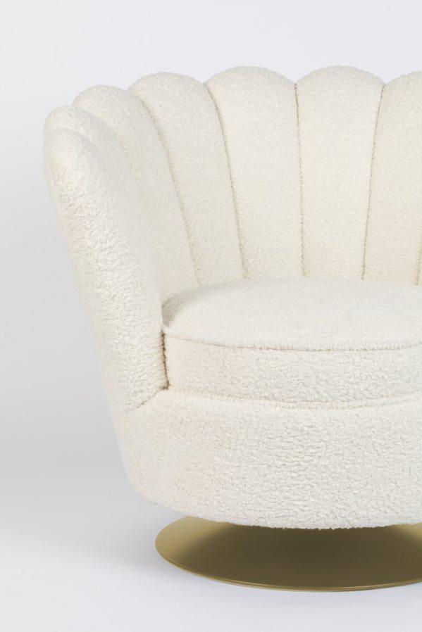 Gdziekolwiek go położysz, fotel Bold Monkey Mother Of All Shells przykuje Twoją uwagę. Tapicerowany w bogatej naturalnej fakturze w kolorze pluszu, elegancki styl lat 70-tych wykończony jest pokrytą złotem obrotową podstawą.